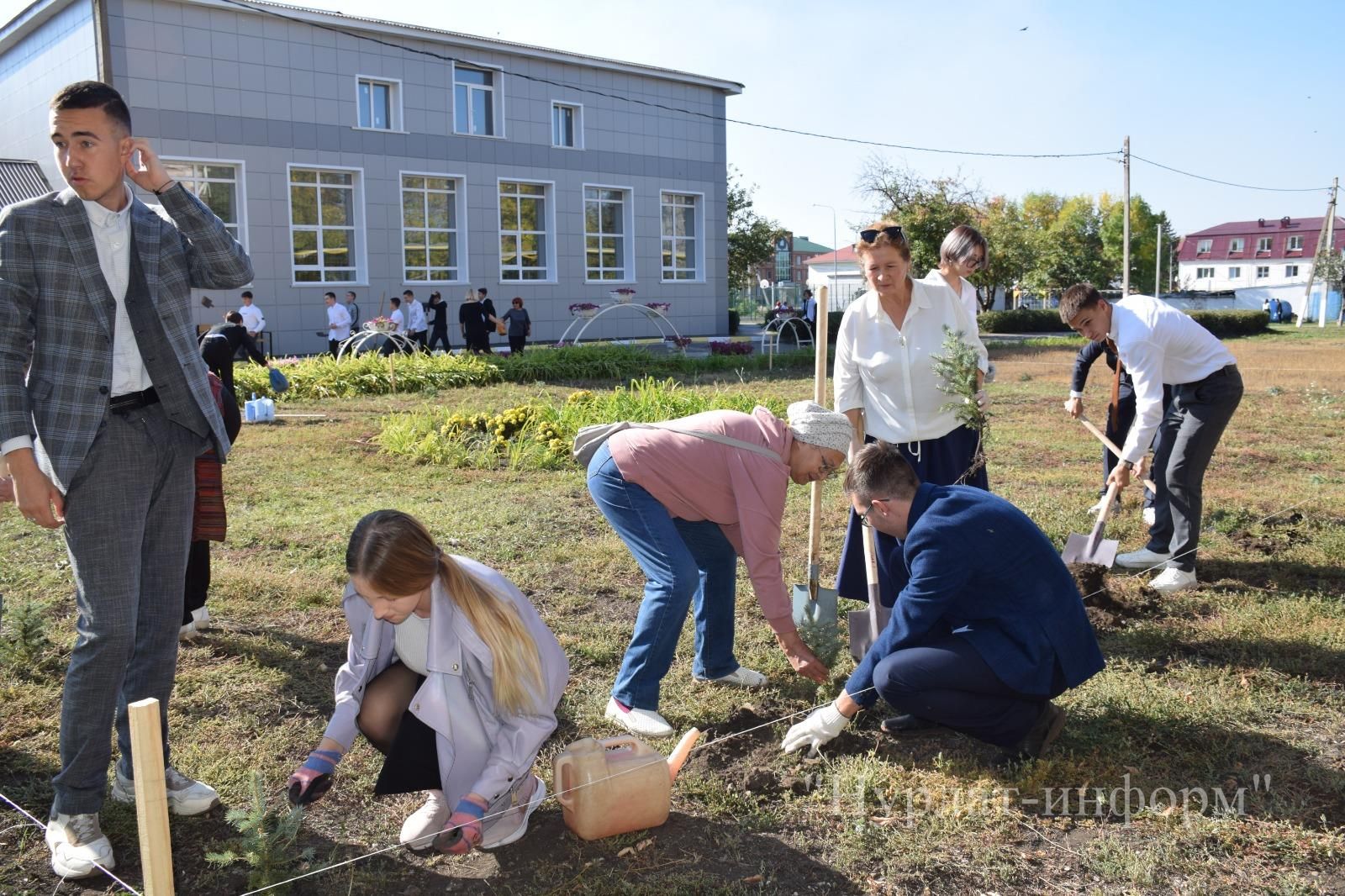 В честь 60-летнего юбилея Нурлатской городской школы №1 заложена Аллея учителей