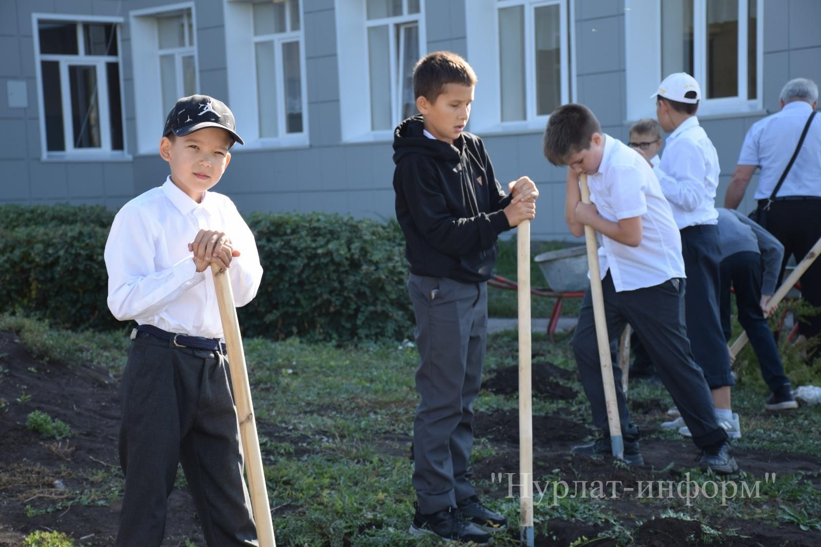 В честь 60-летнего юбилея Нурлатской городской школы №1 заложена Аллея учителей