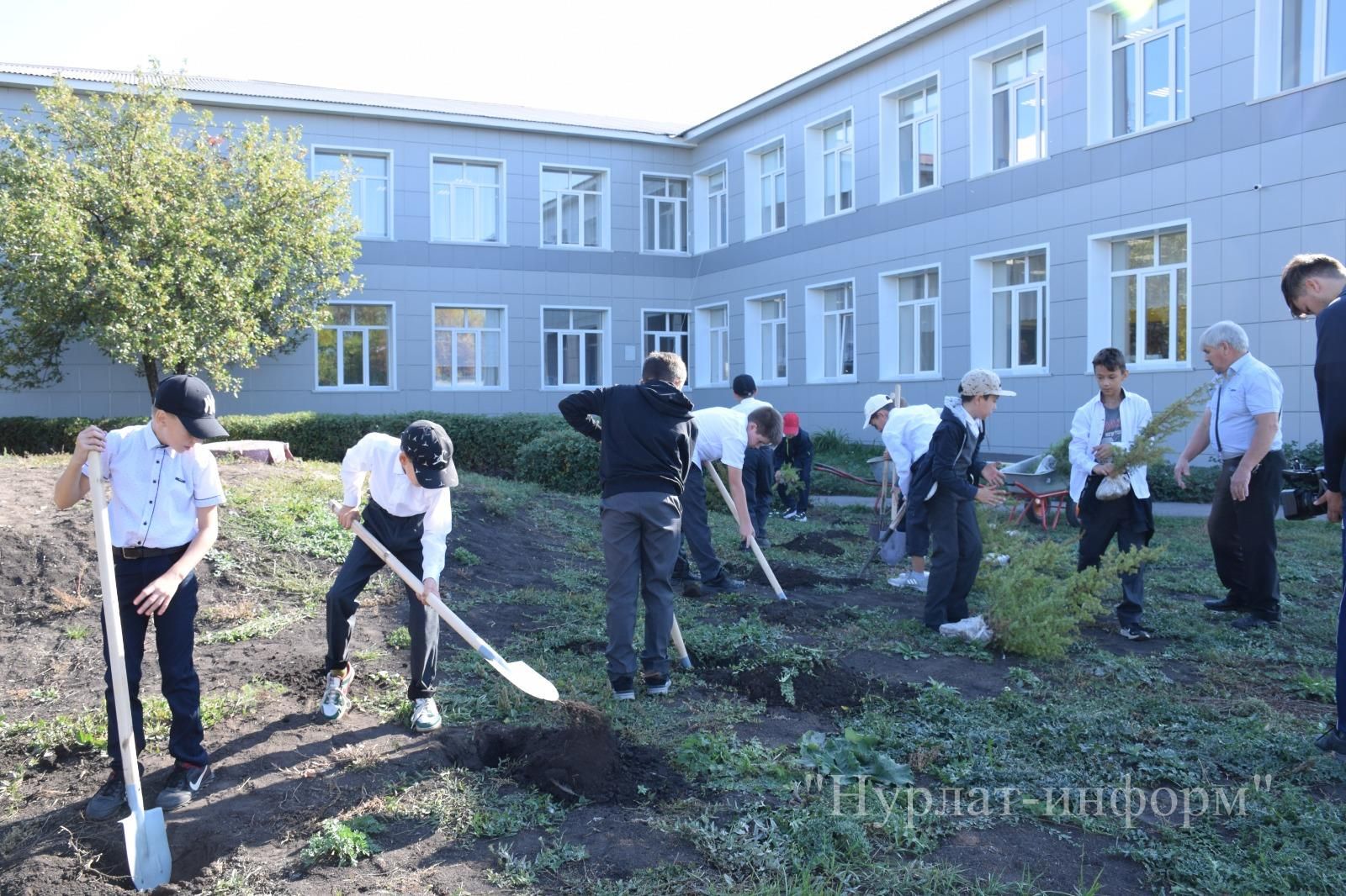 В честь 60-летнего юбилея Нурлатской городской школы №1 заложена Аллея учителей