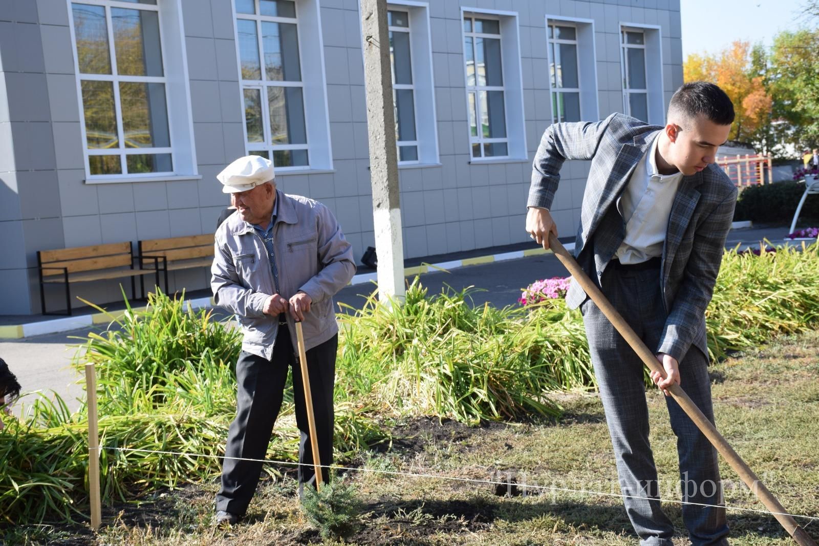 В честь 60-летнего юбилея Нурлатской городской школы №1 заложена Аллея учителей