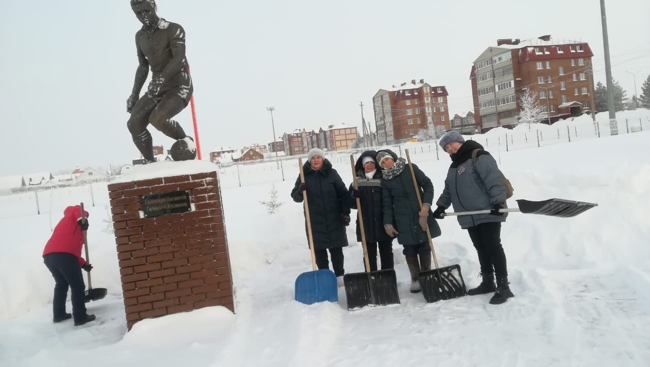 Трудовой десант нурлатской спортшколы вышел на уборку снега