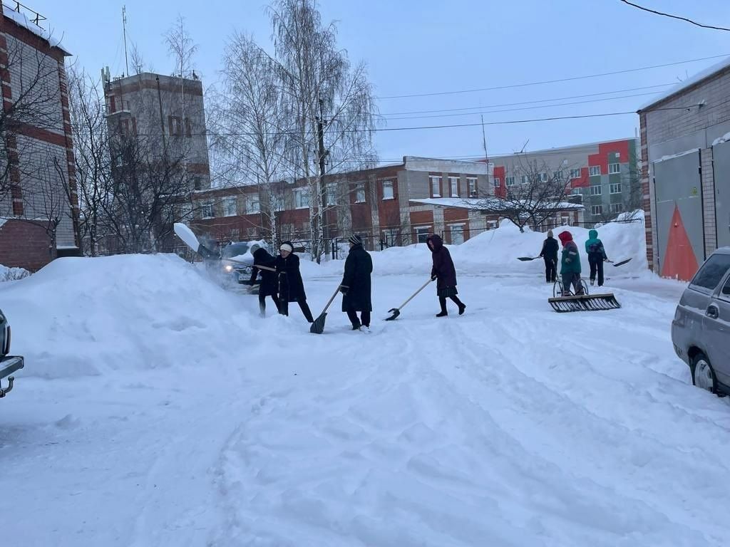 Жители Нурлатского дома престарелых помогают сотрудникам в уборке снега