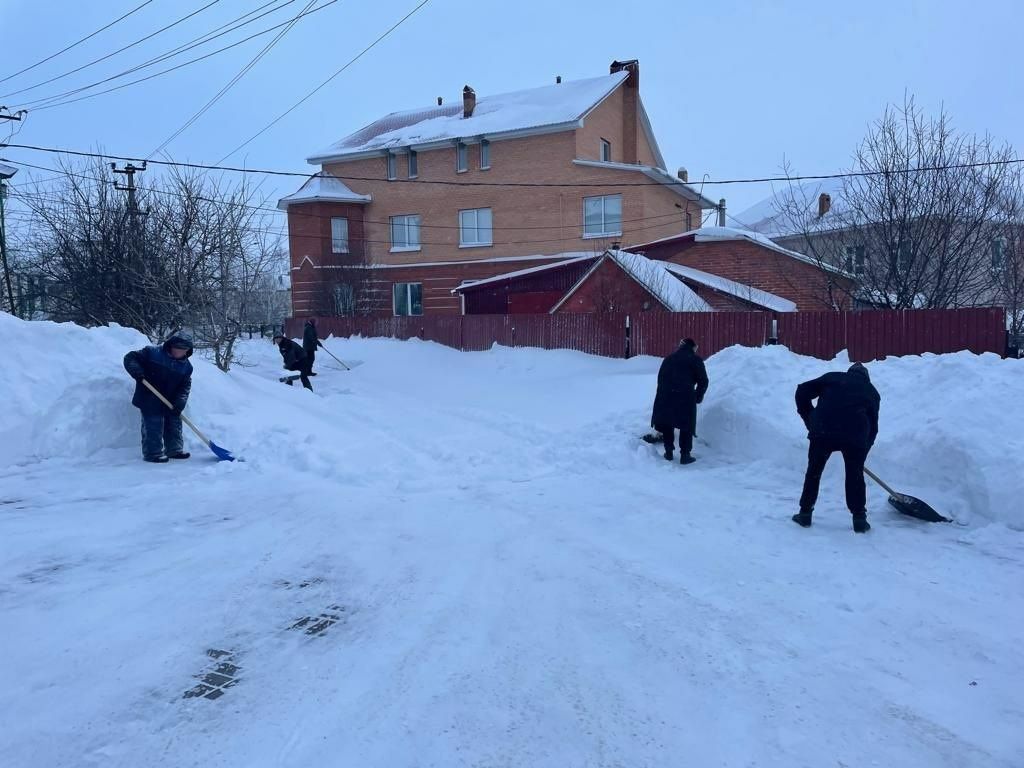 Жители Нурлатского дома престарелых помогают сотрудникам в уборке снега