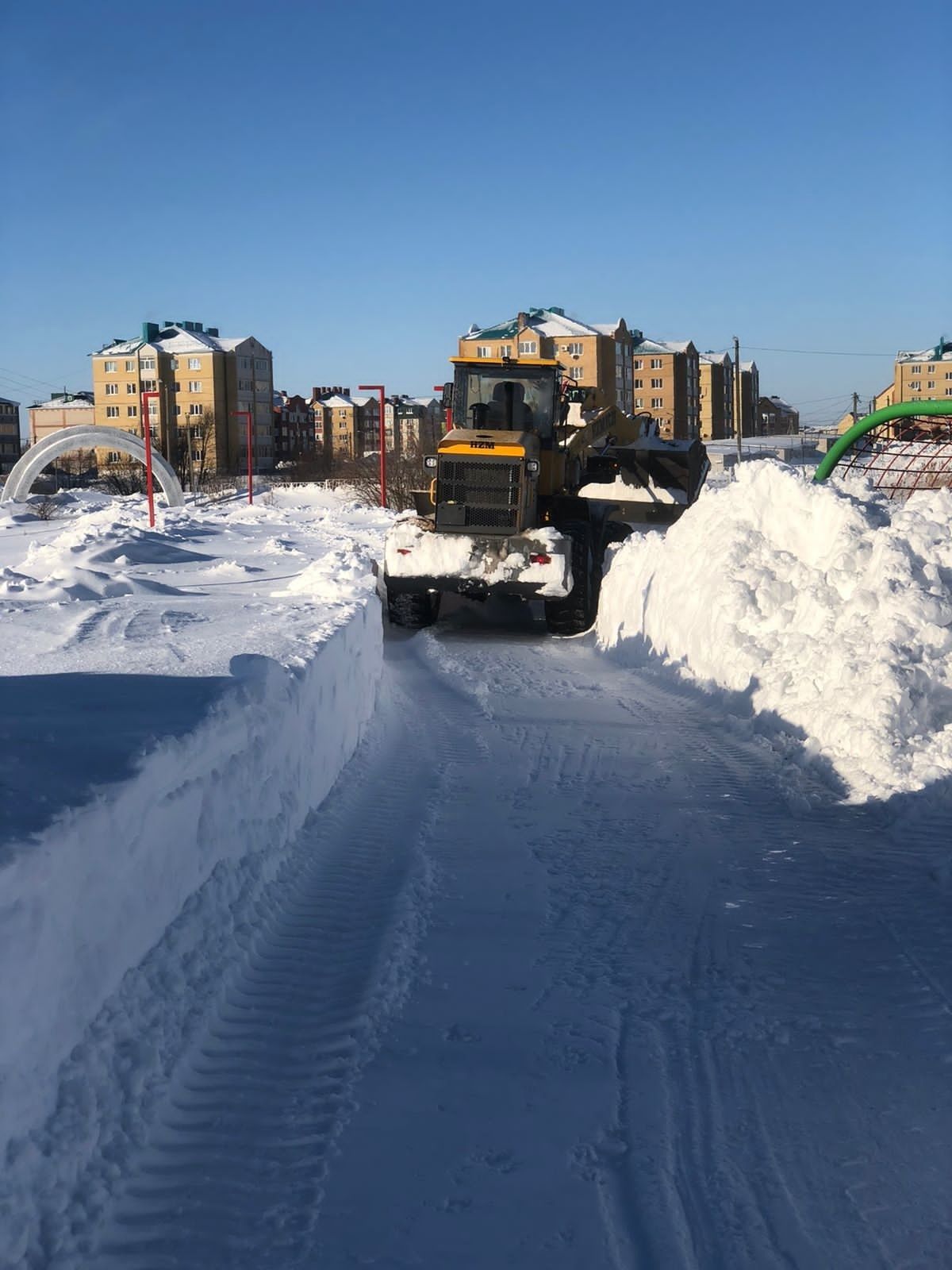 В Нурлате продолжаются работы по очистке территорий от снега | 23.01.2024 |  Нурлат - БезФормата