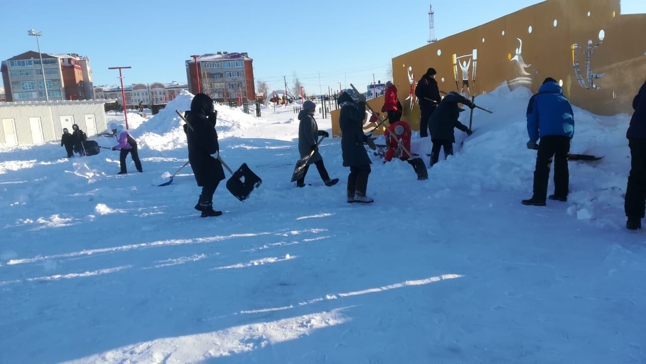 В Нурлате продолжаются работы по очистке территорий от снега | 23.01.2024 |  Нурлат - БезФормата