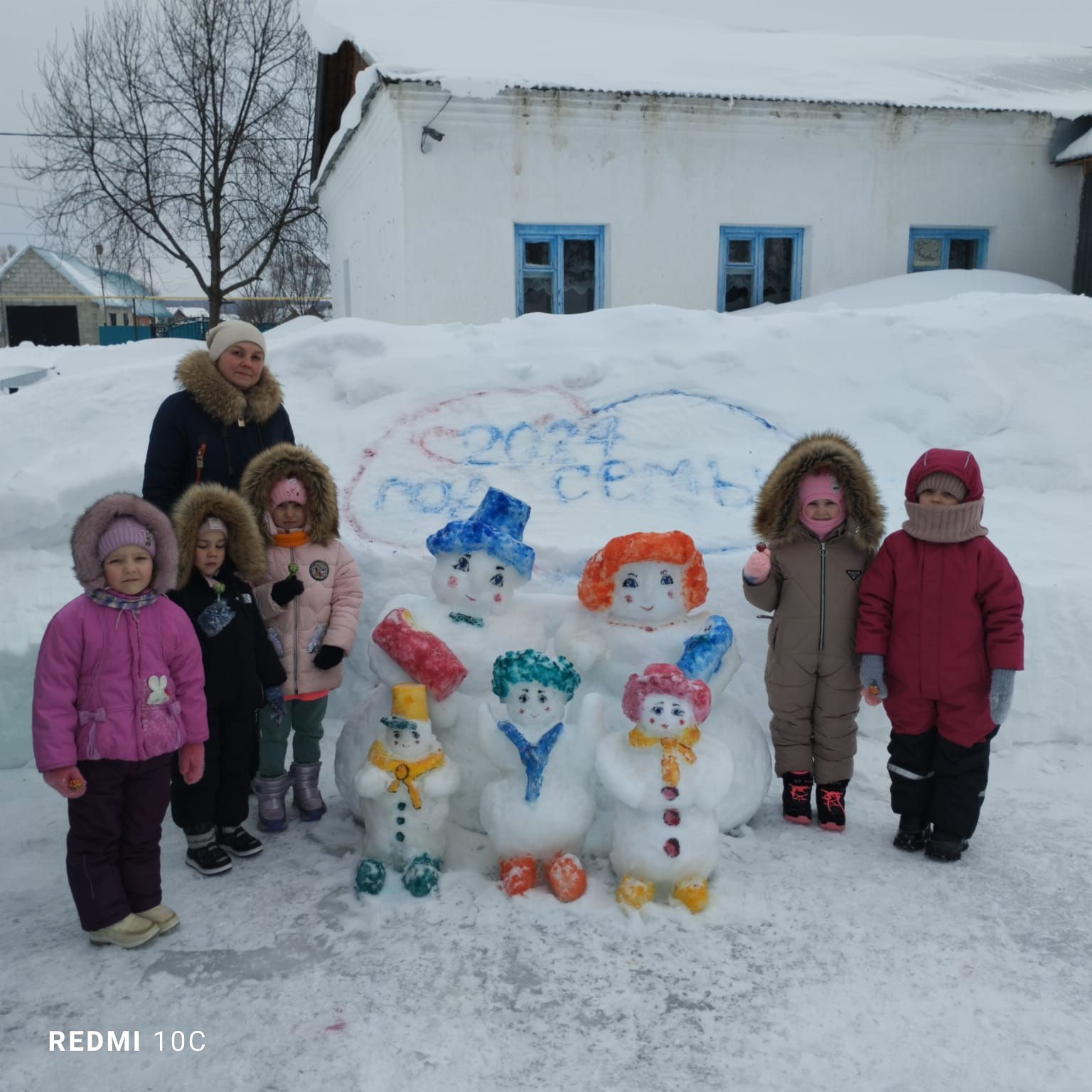 Дружная семья снеговиков приносит положительные эмоции детям и их родителям