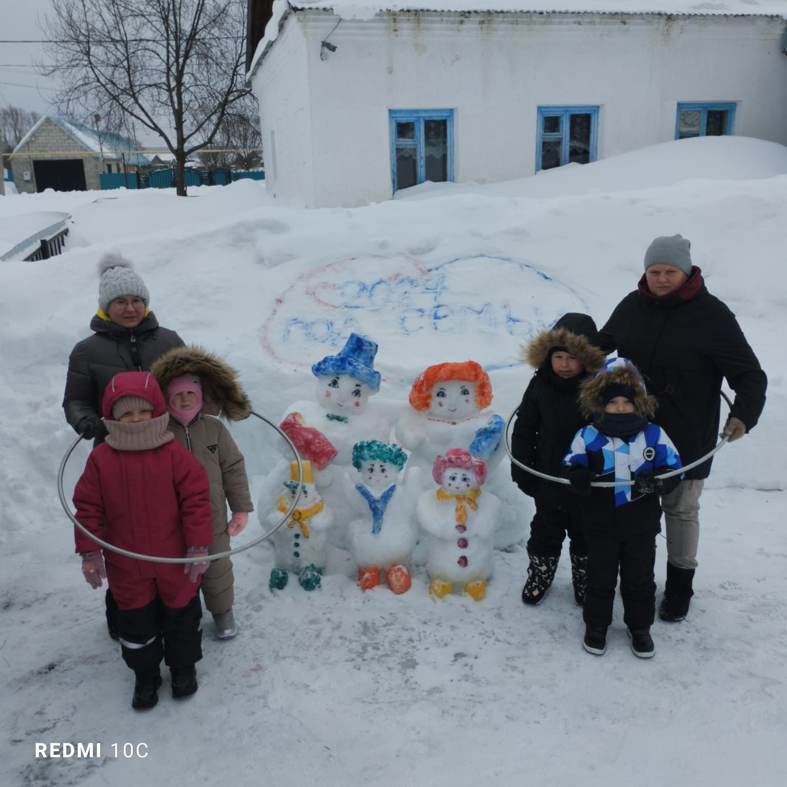 Дружная семья снеговиков приносит положительные эмоции детям и их родителям