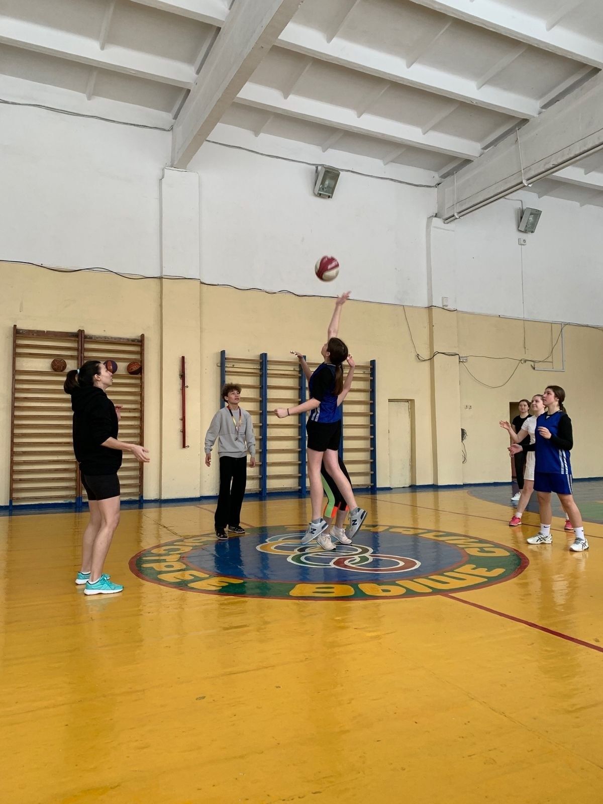 В нурлатской школе №2 прошел турнир по баскетболу «Встреча поколений»