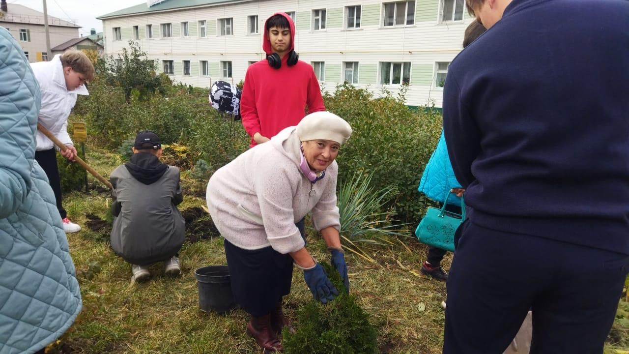 В Нурлате продолжается благоустройство Сквера Учителей