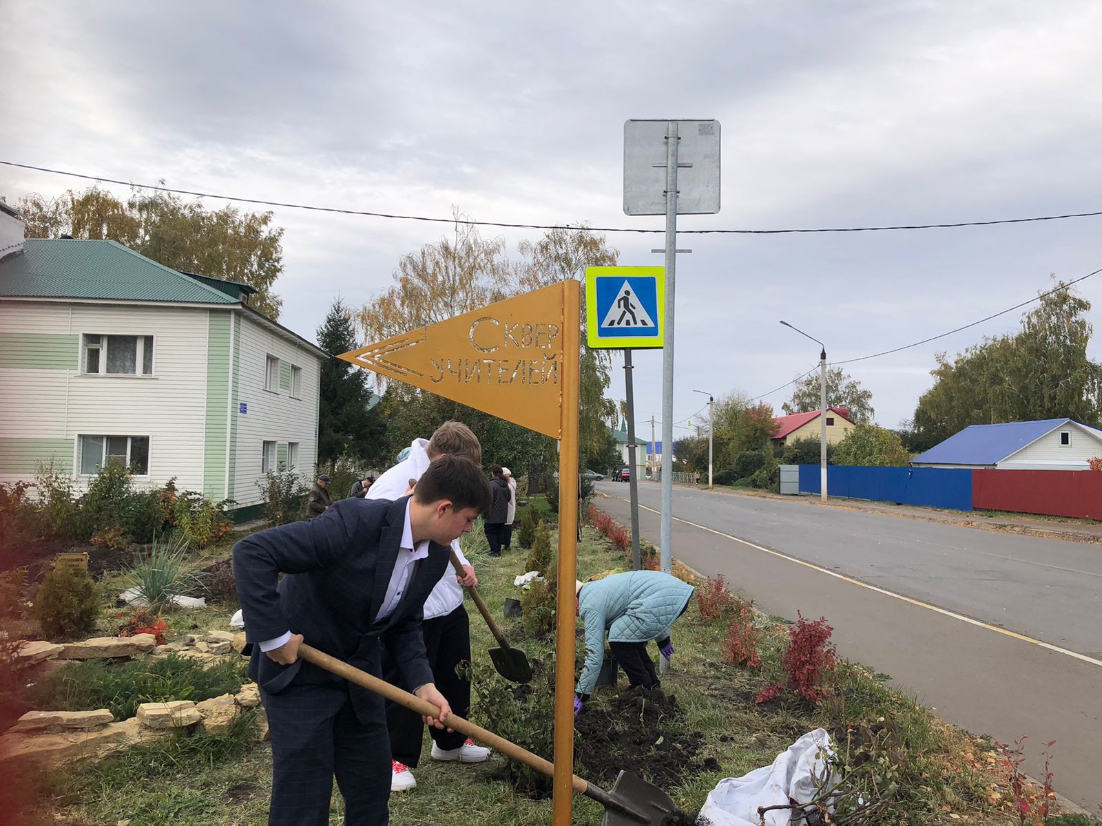 В Нурлате продолжается благоустройство Сквера Учителей