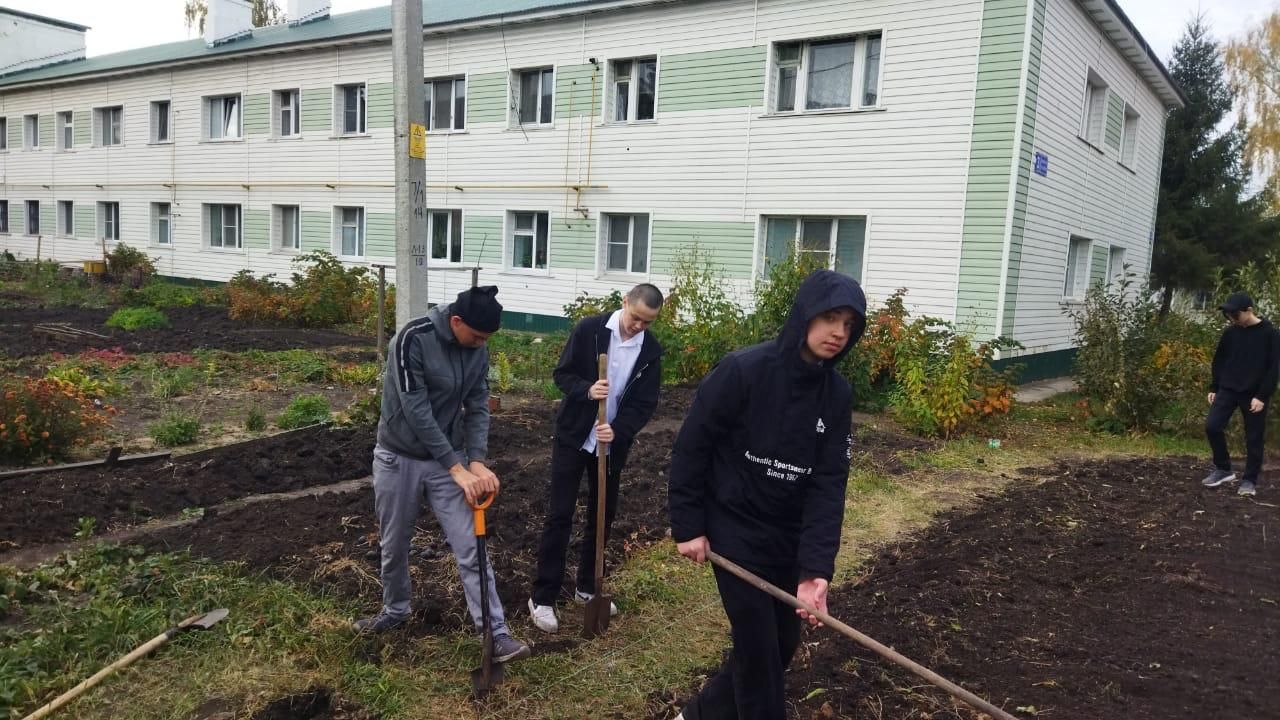 В Нурлате продолжается благоустройство Сквера Учителей