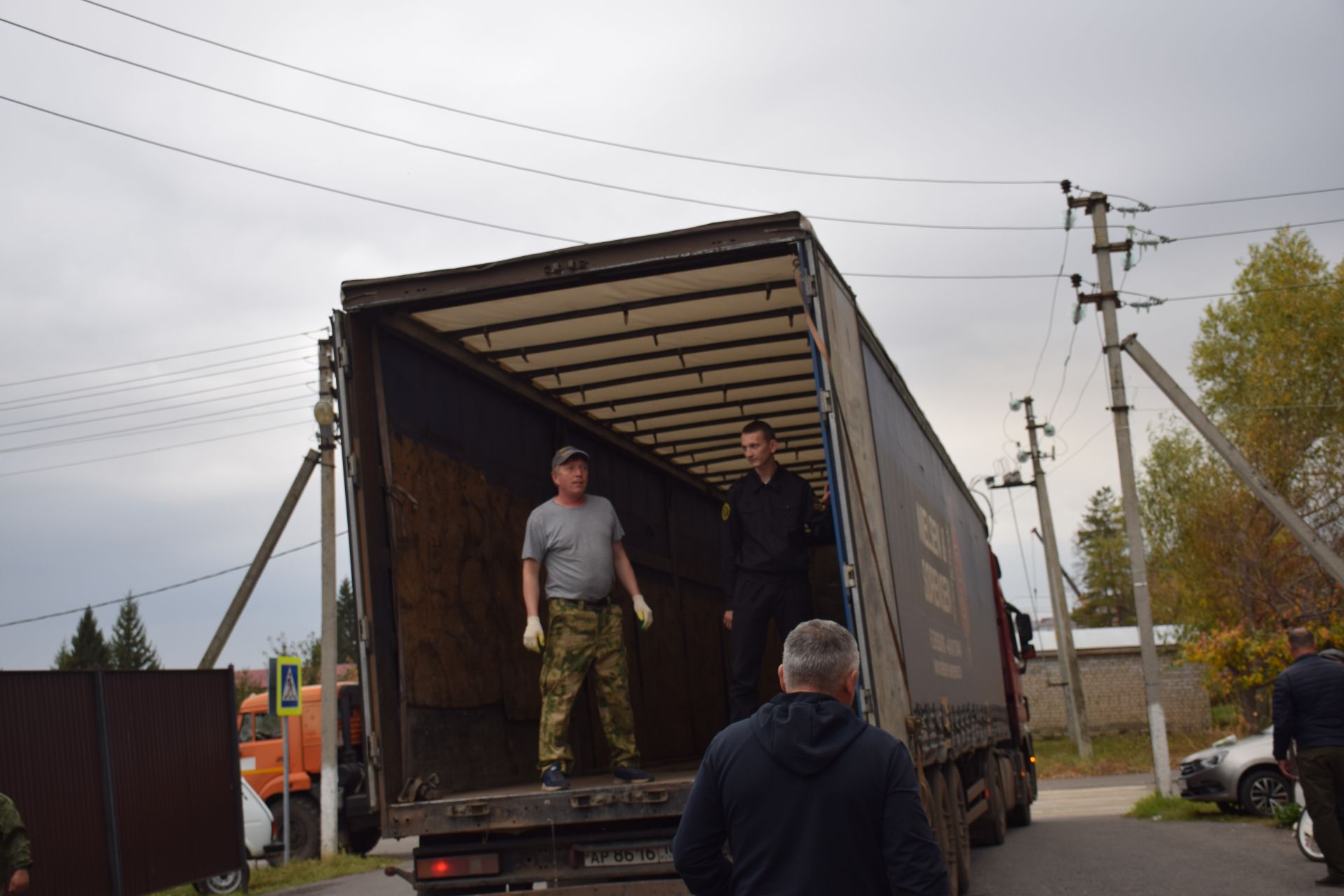 Глава района Дамир Ишкинеев вместе с «Боевым братством» отвез в зону СВО гуманитарный груз