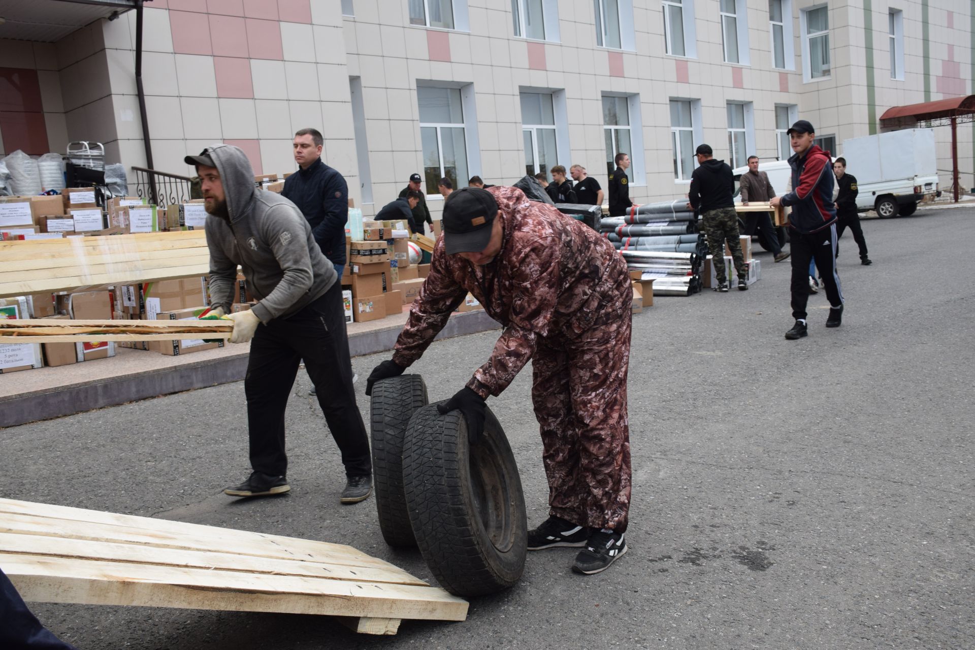 Глава района Дамир Ишкинеев вместе с «Боевым братством» отвез в зону СВО гуманитарный груз