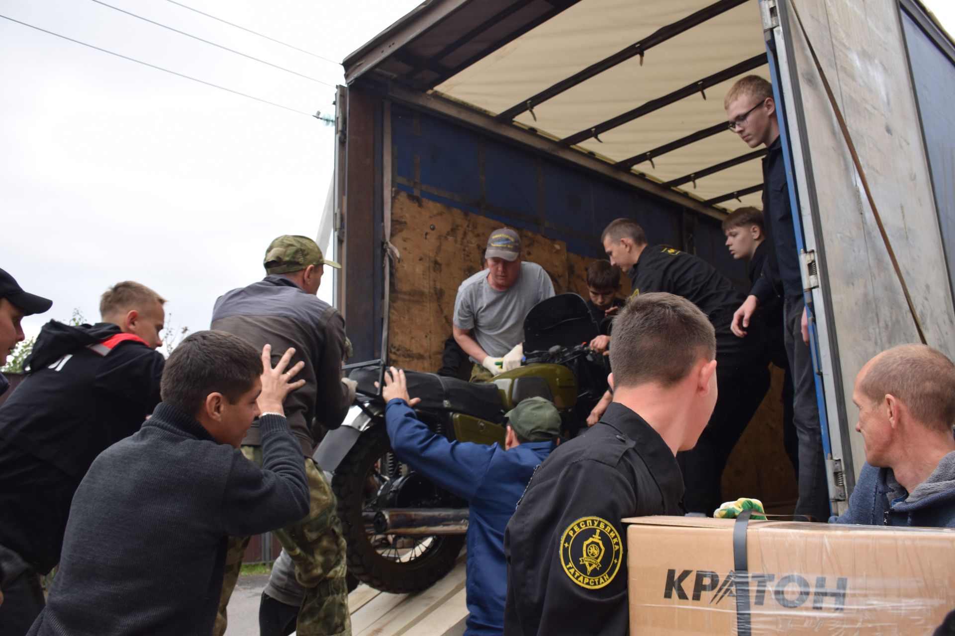 Глава района Дамир Ишкинеев вместе с «Боевым братством» отвез в зону СВО гуманитарный груз