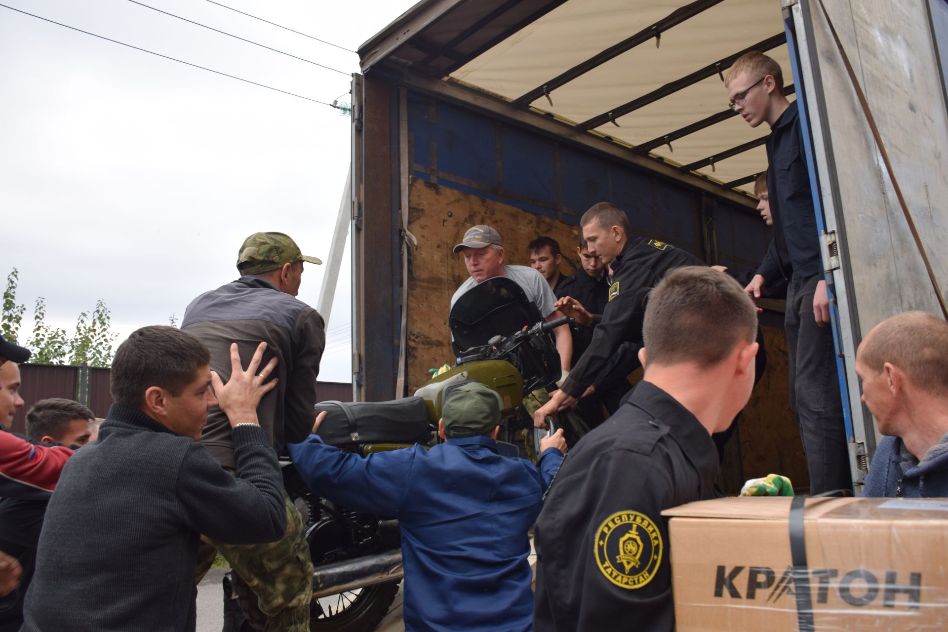 Глава района Дамир Ишкинеев вместе с «Боевым братством» отвез в зону СВО гуманитарный груз