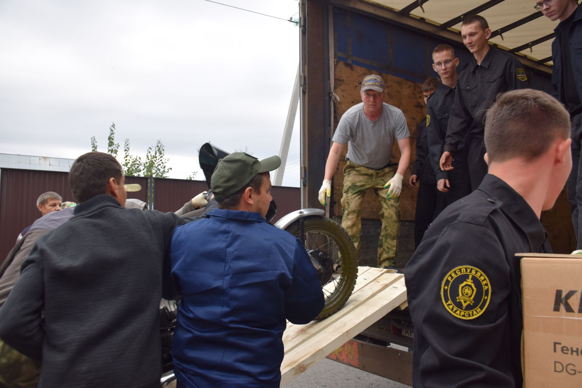 Глава района Дамир Ишкинеев вместе с «Боевым братством» отвез в зону СВО гуманитарный груз