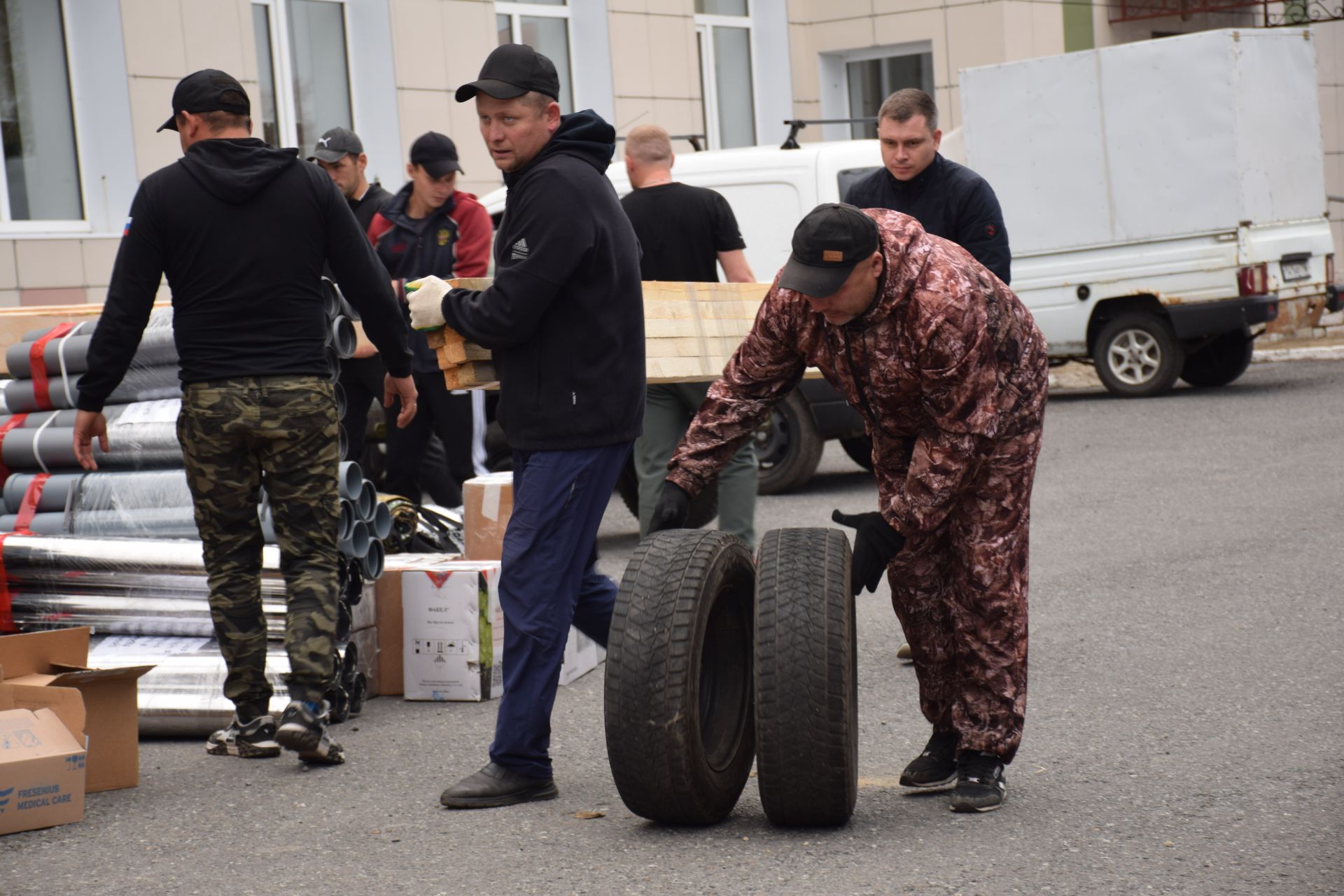 Глава района Дамир Ишкинеев вместе с «Боевым братством» отвез в зону СВО гуманитарный груз