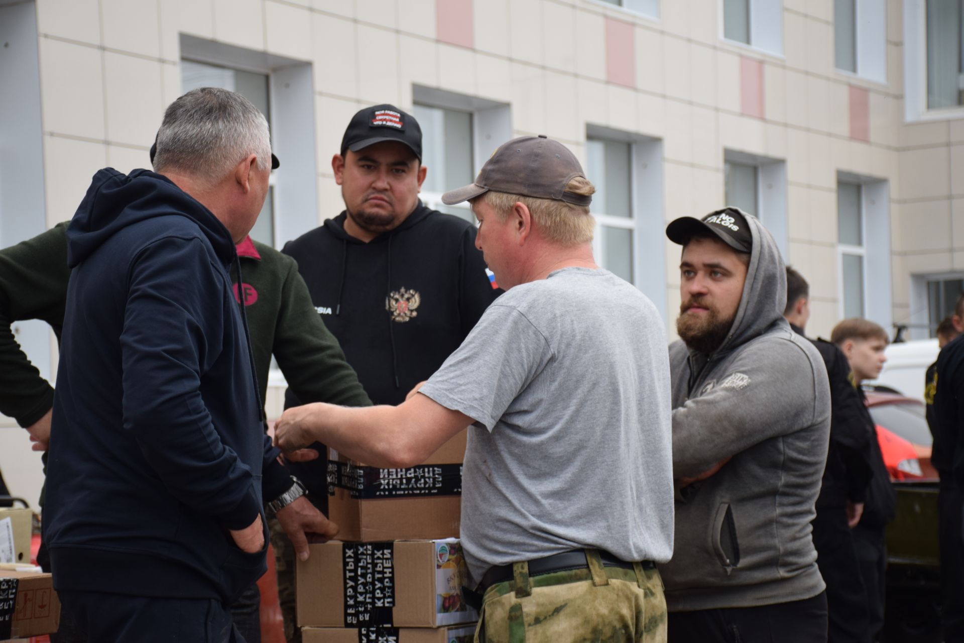 Глава района Дамир Ишкинеев вместе с «Боевым братством» отвез в зону СВО гуманитарный груз