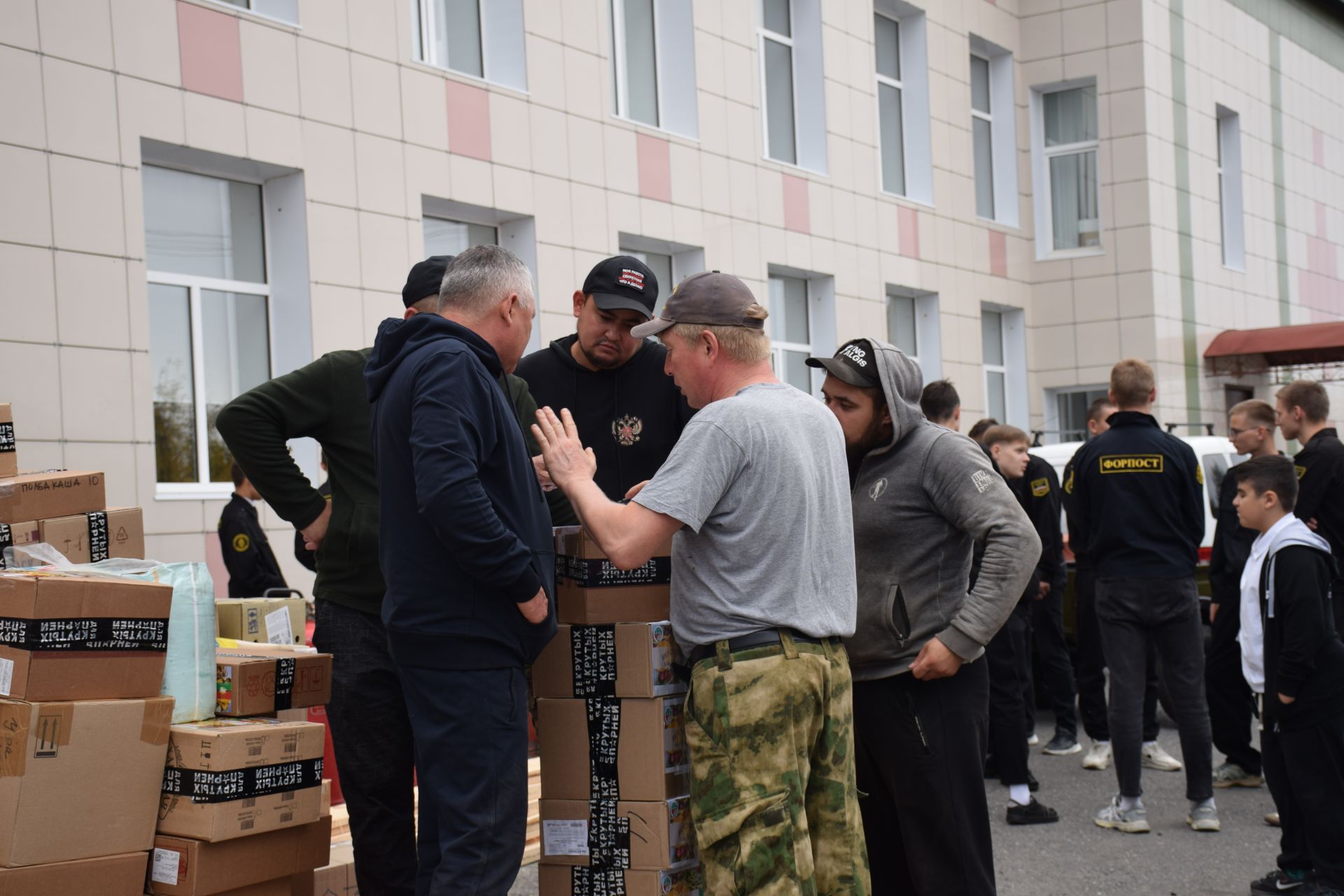 Глава района Дамир Ишкинеев вместе с «Боевым братством» отвез в зону СВО гуманитарный груз