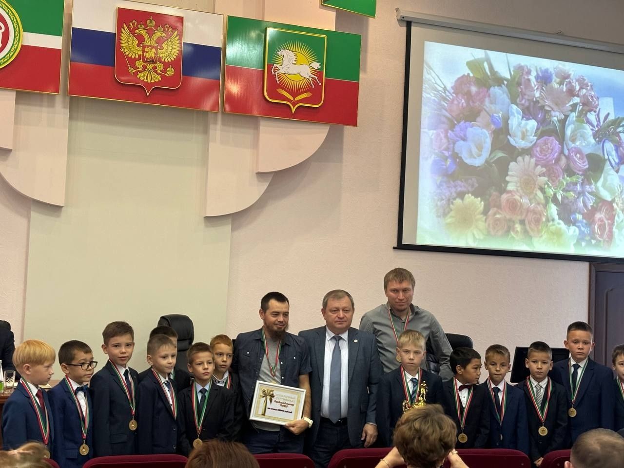 Сегодня в рамках еженедельной городской планерки  Дамир Ишкинеев наградил победителей Первенства Республики Татарстан по футболу среди детских команд