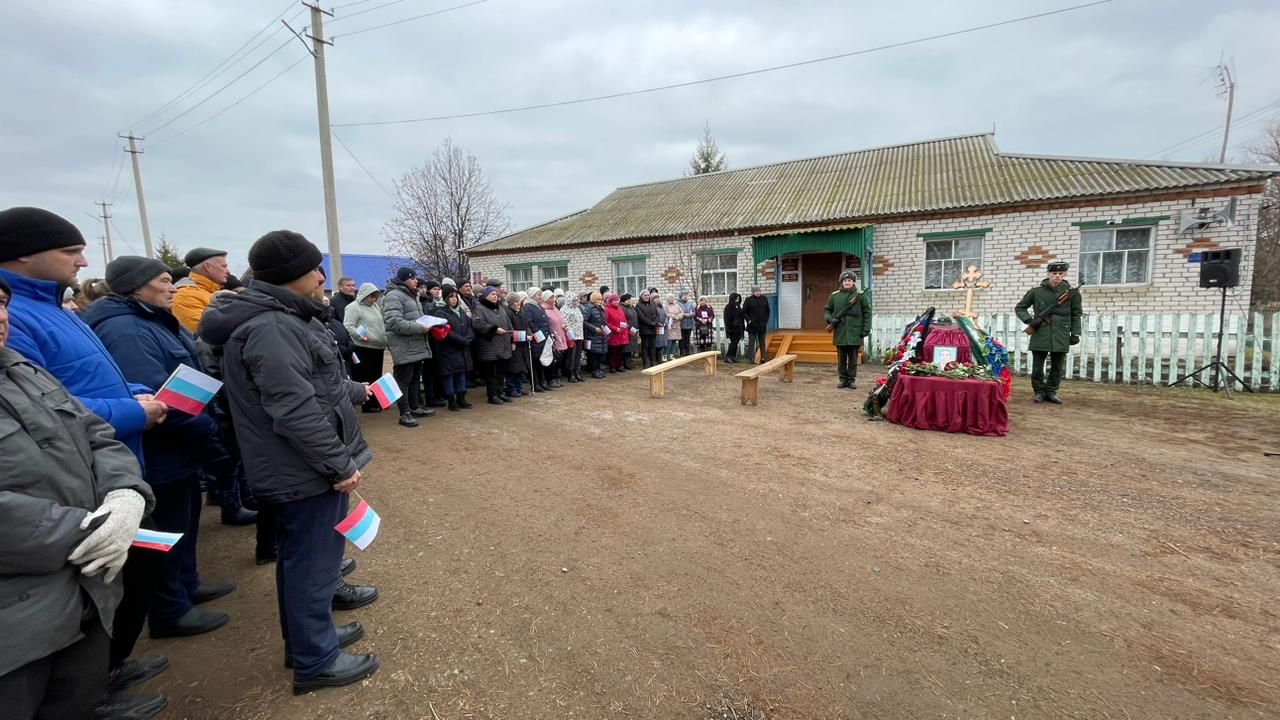 В поселке Заречный Нурлатского района простились с участником СВО