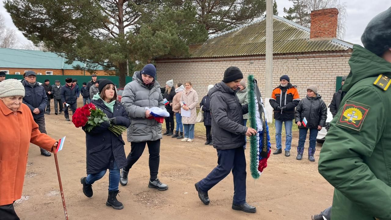 В поселке Заречный Нурлатского района простились с участником СВО