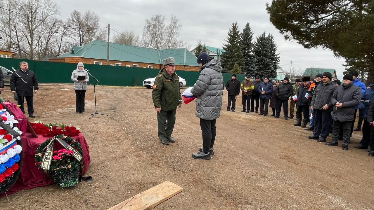 В поселке Заречный Нурлатского района простились с участником СВО