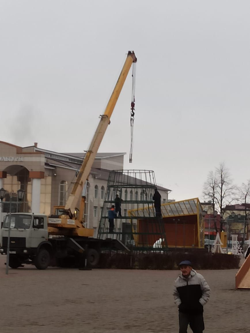 В Нурлате началась установка новогодней Ёлки