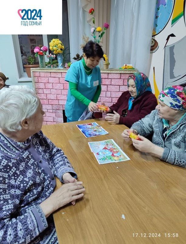 Жители Нурлатского дома-интерната узнали о традициях празднования Нового года