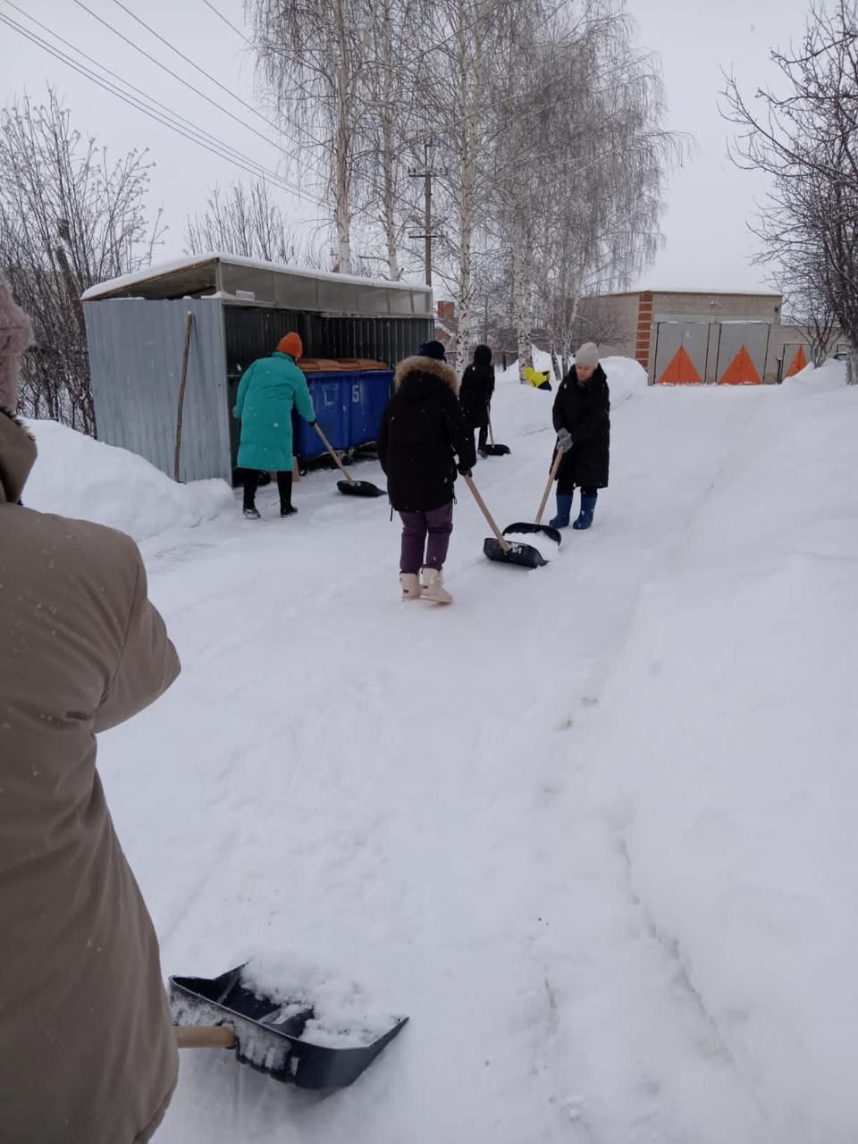 В Нурлатском доме-интернате прошел субботник по очистке территории от снега