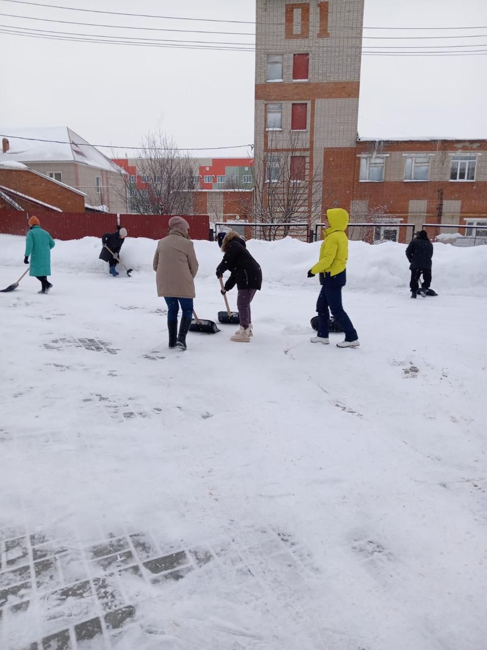 В Нурлатском доме-интернате прошел субботник по очистке территории от снега