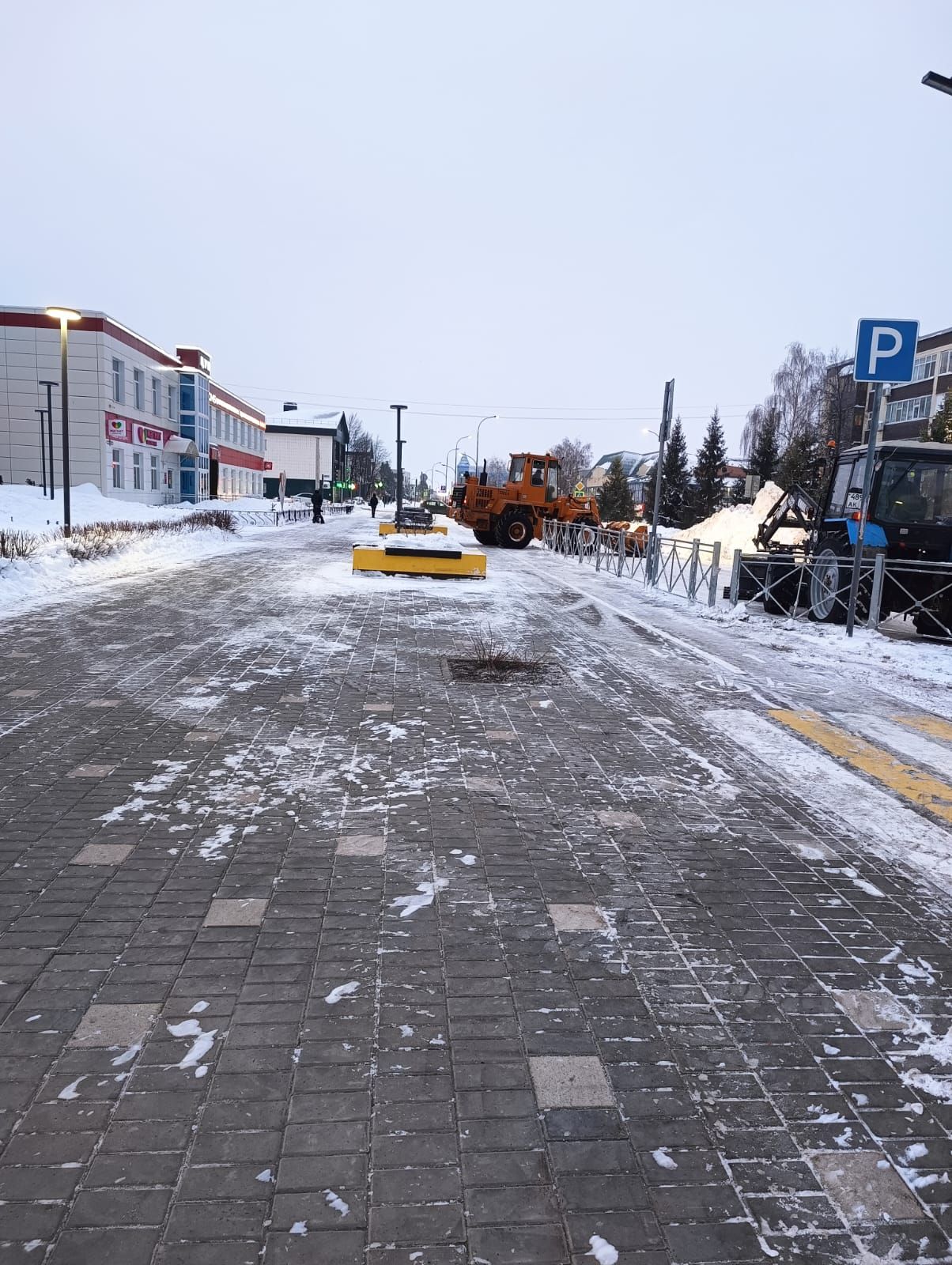 В Нурлате продолжаются работы по уборке снега