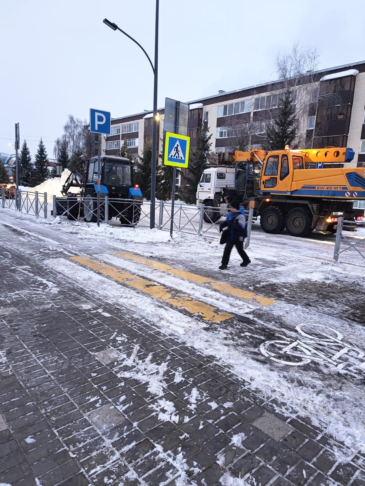 В Нурлате продолжаются работы по уборке снега