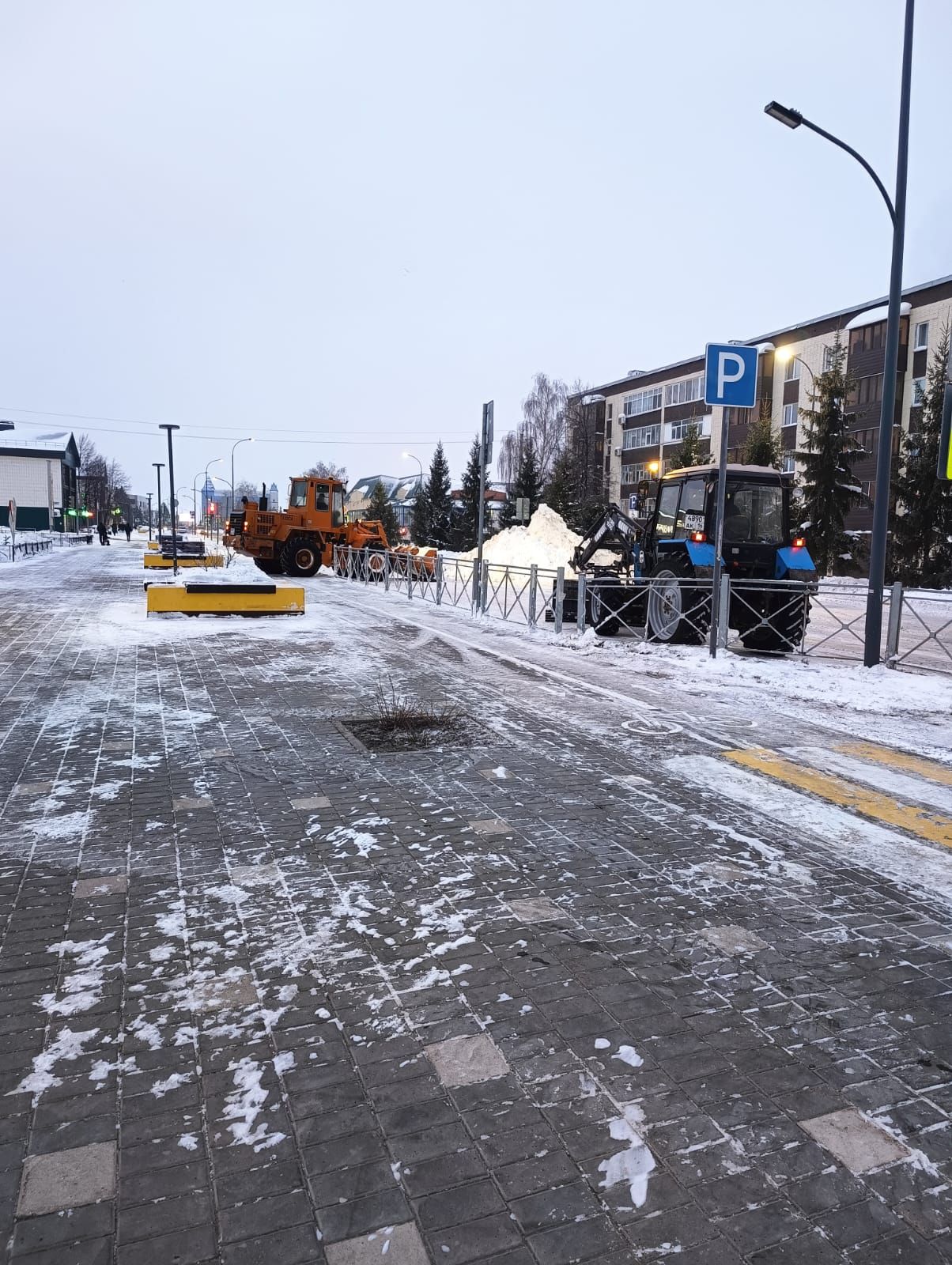 В Нурлате продолжаются работы по уборке снега