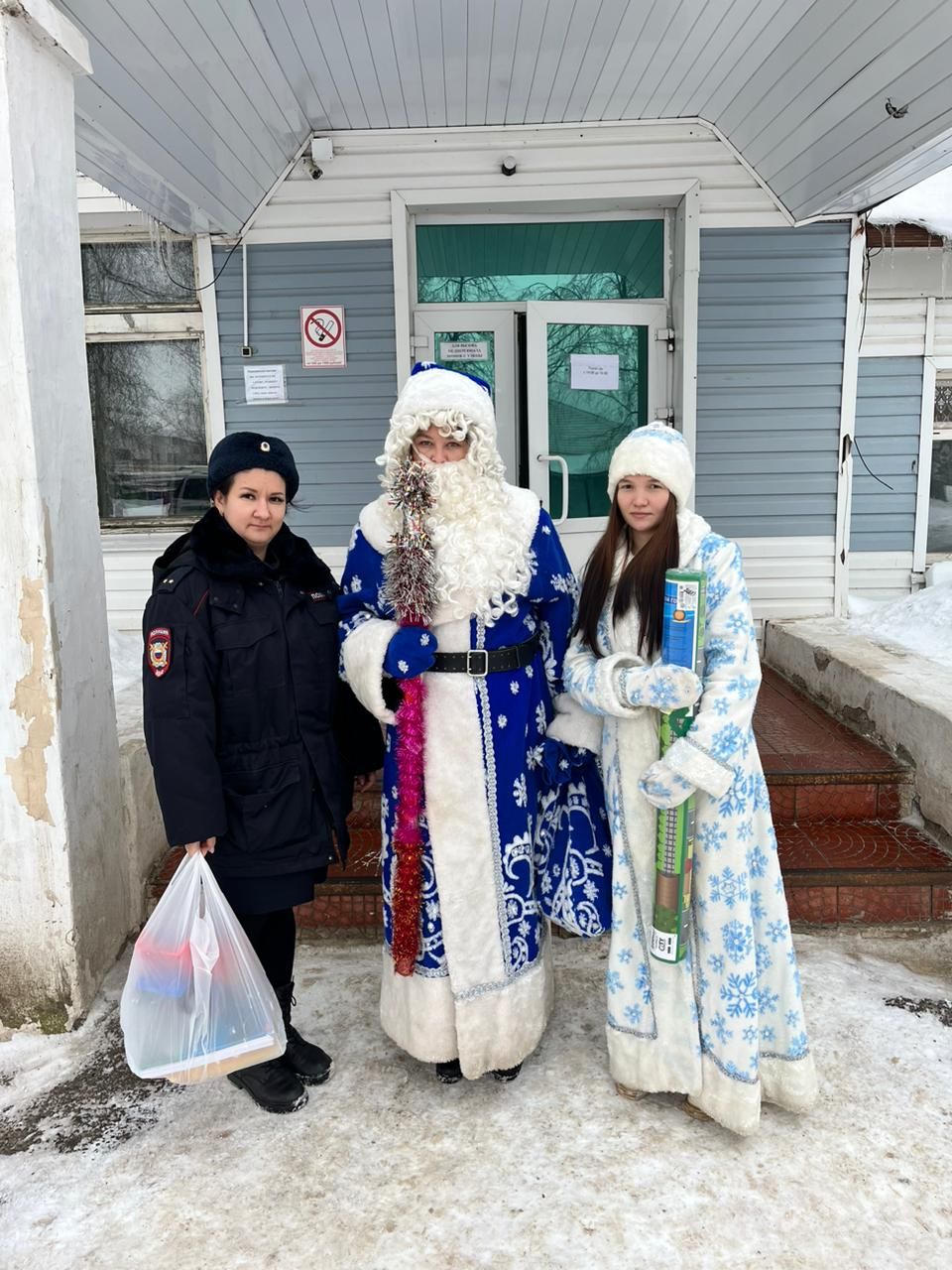 Нурлатский полицейский Дед Мороз принес подарки детям