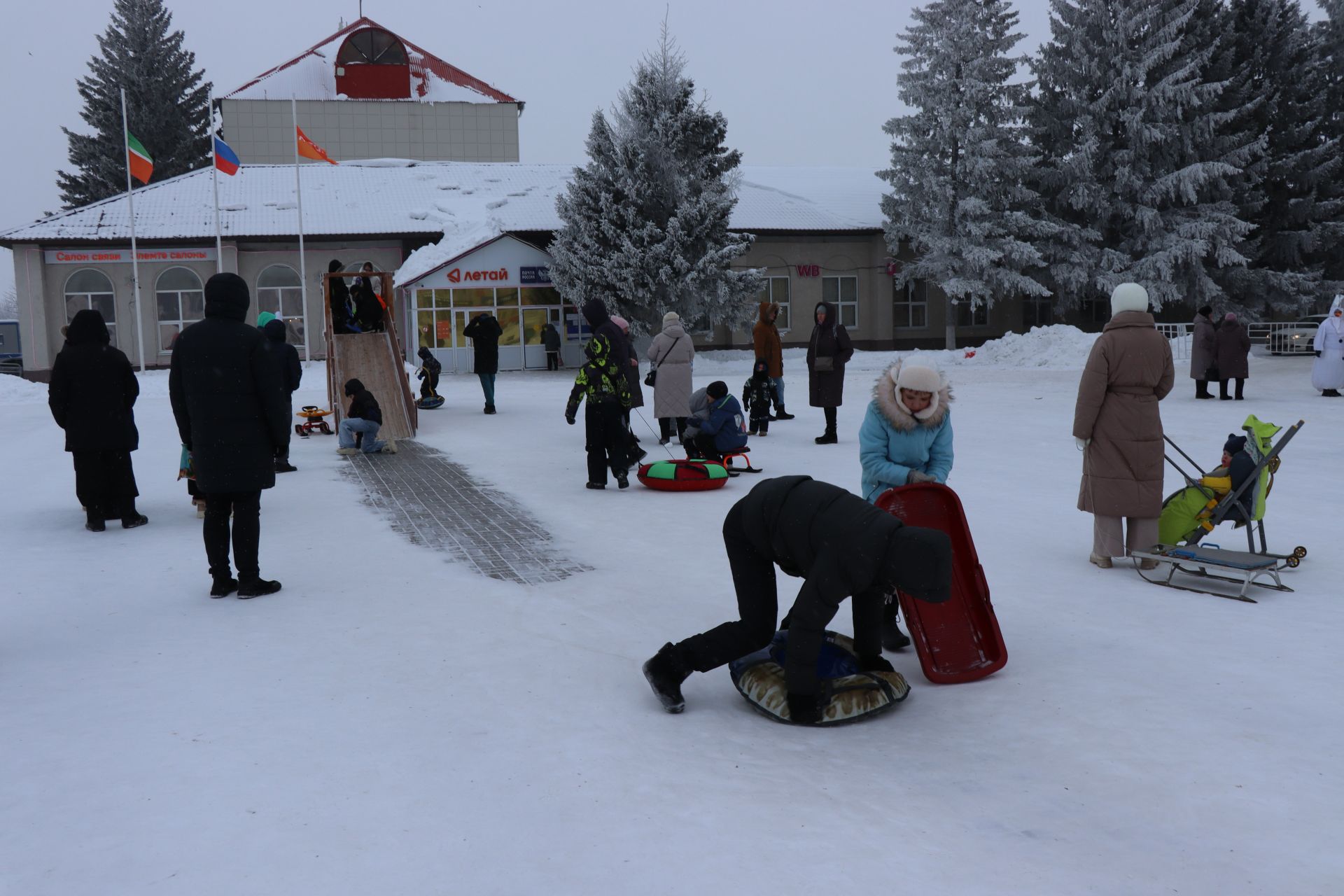 В Нурлате состоялся фестиваль креативных санок «СаниFest» (фоторепортаж)