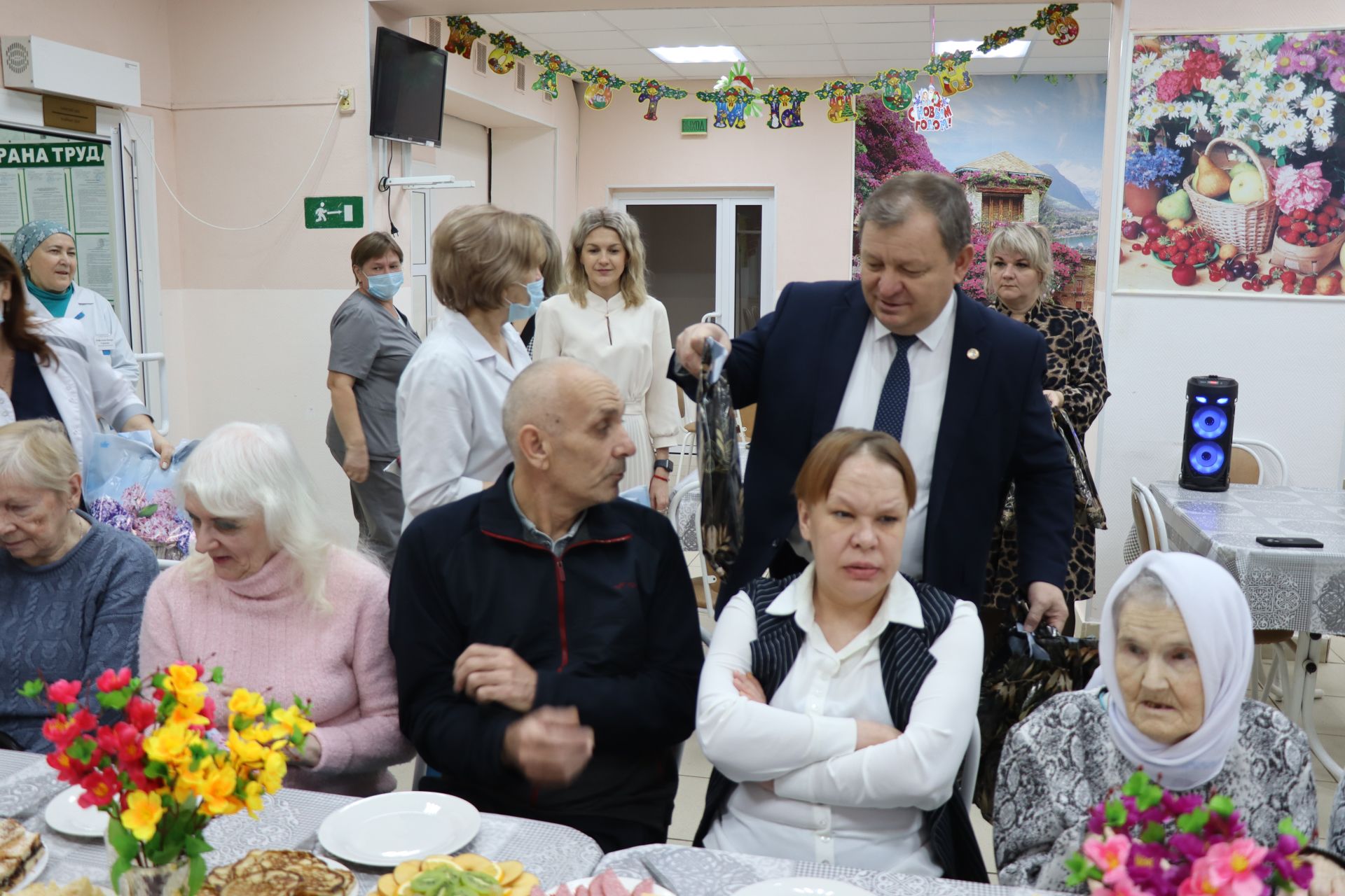 Жители Нурлатского дома-интерната получили подарки в декаду инвалидов