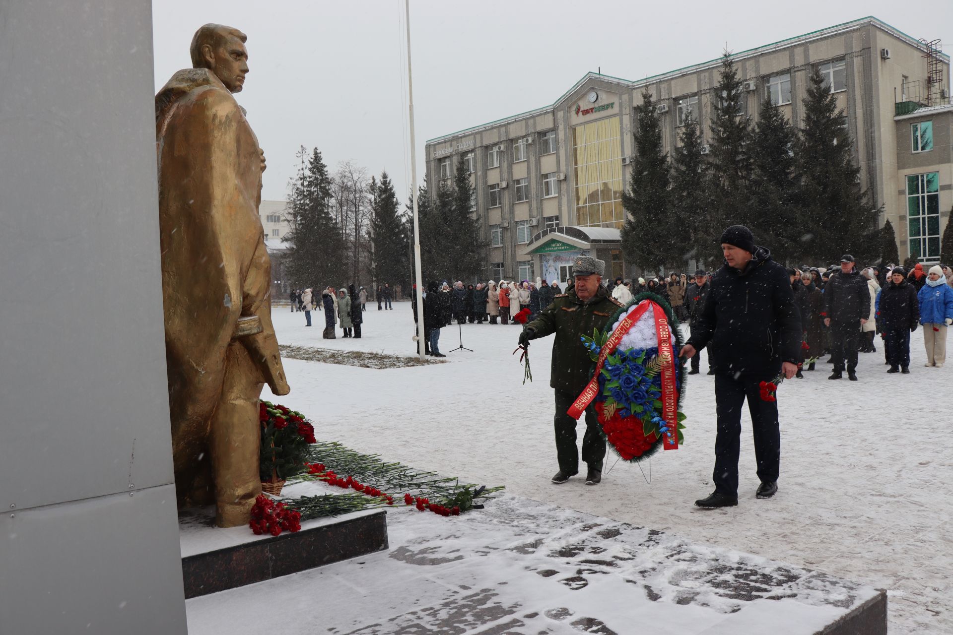 В Нурлате в День героев Отечества прошел торжественный митинг