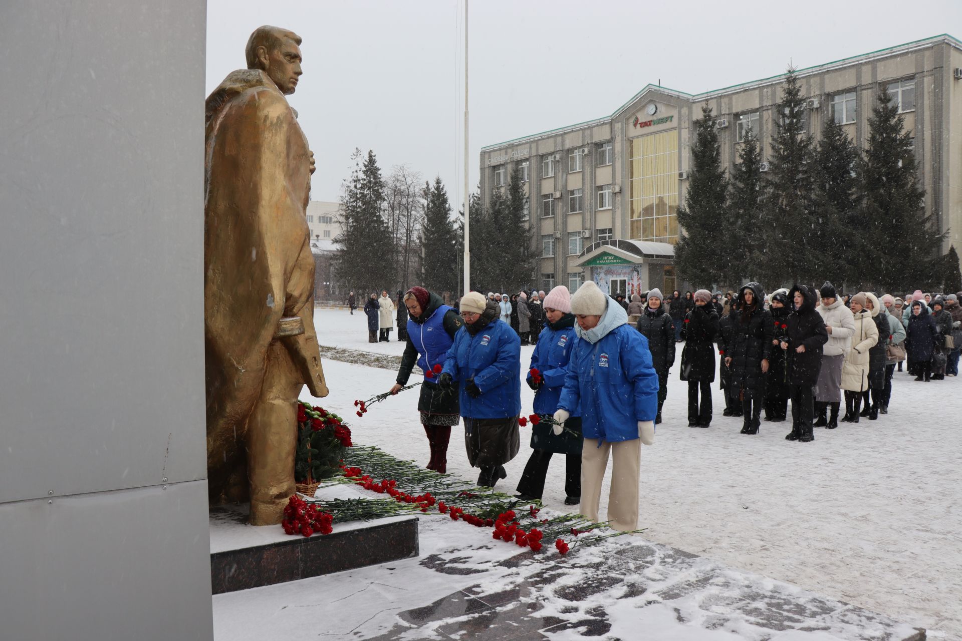 В Нурлате в День героев Отечества прошел торжественный митинг