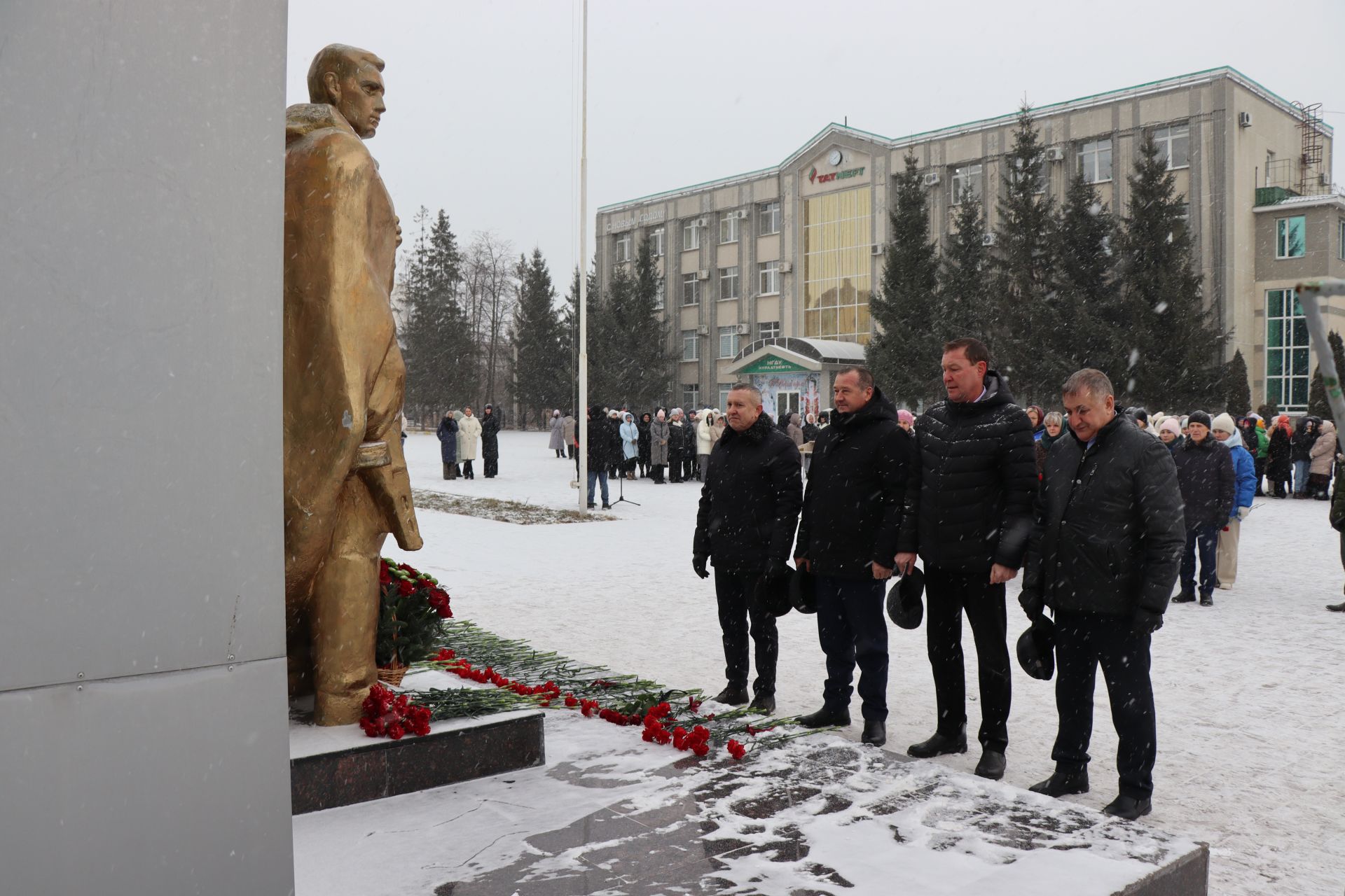 В Нурлате в День героев Отечества прошел торжественный митинг