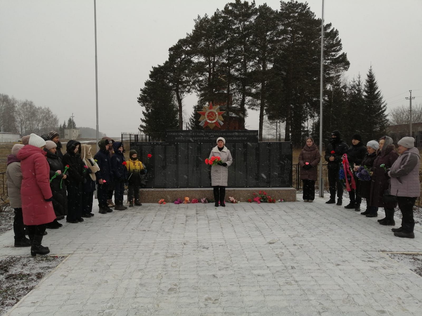 Митинг и возложение цветов в День Героев Отечества прошли в Елауре