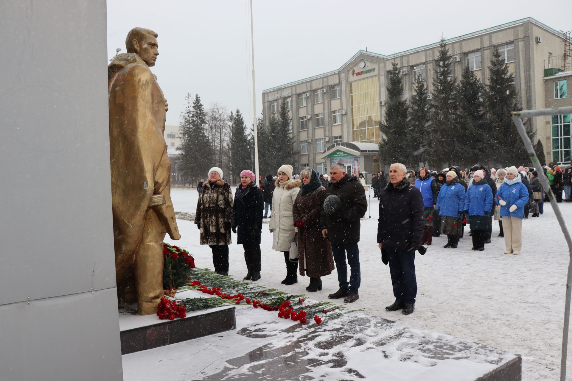 В Нурлате в День героев Отечества прошел торжественный митинг