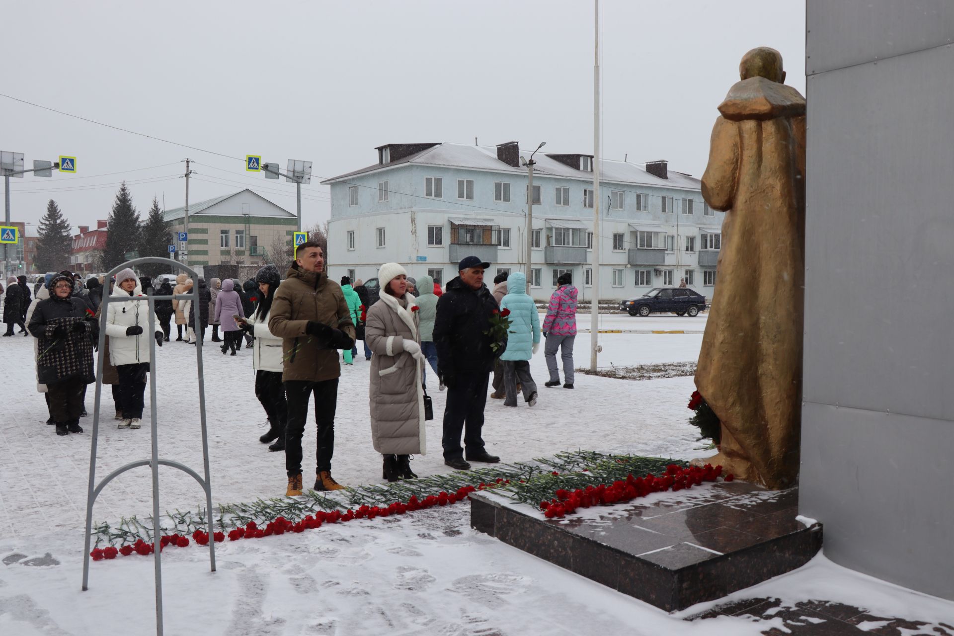 В Нурлате в День героев Отечества прошел торжественный митинг