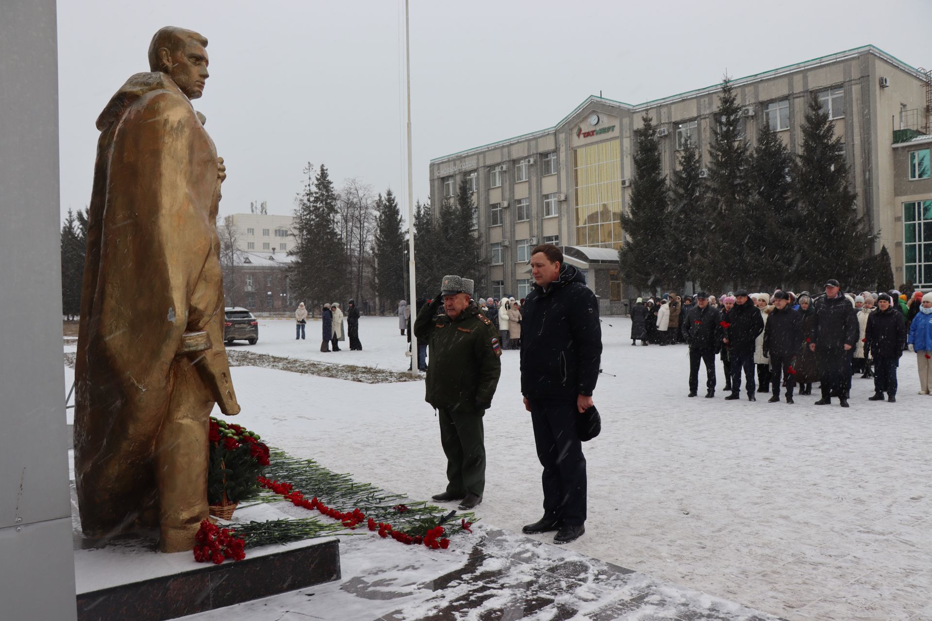 В Нурлате в День героев Отечества прошел торжественный митинг