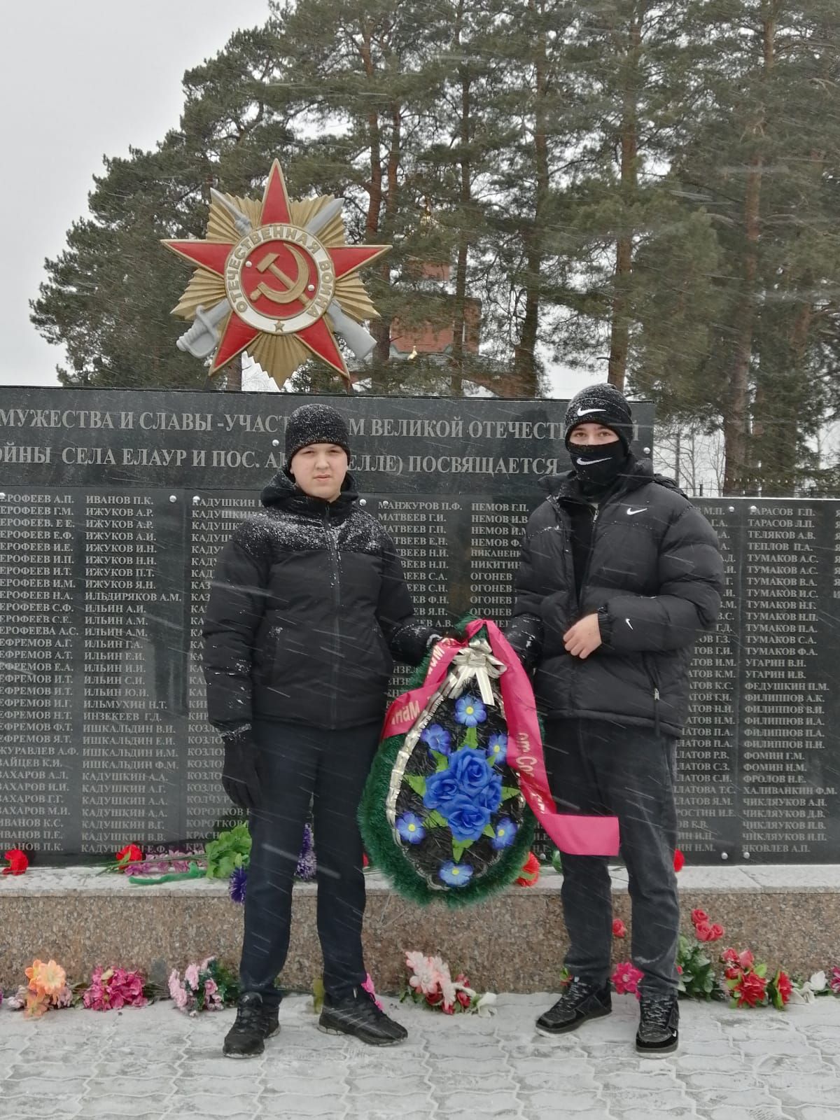 Митинг и возложение цветов в День Героев Отечества прошли в Елауре