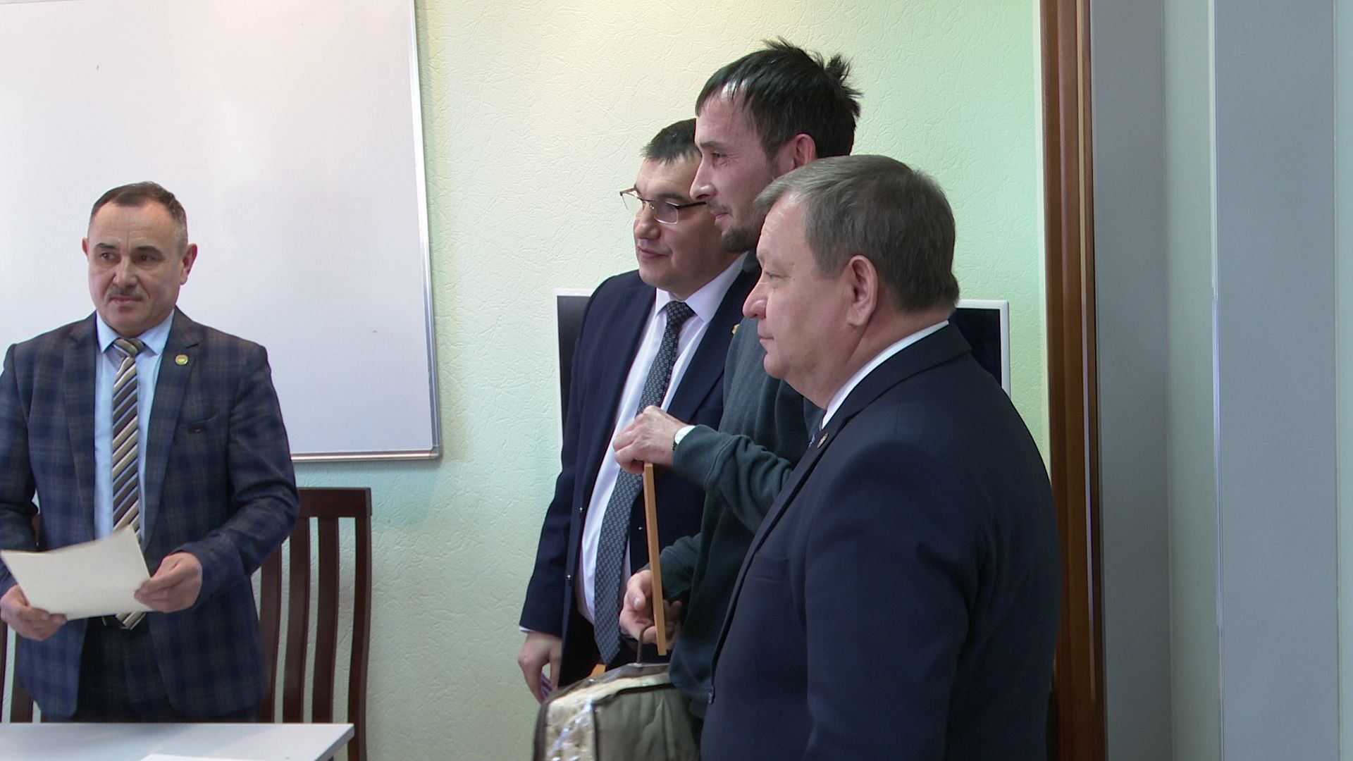 Сегодня Дамир Ишкинеев и Александр Шадриков встретились с трудовым коллективом ООО «Транссервис Нурлат»