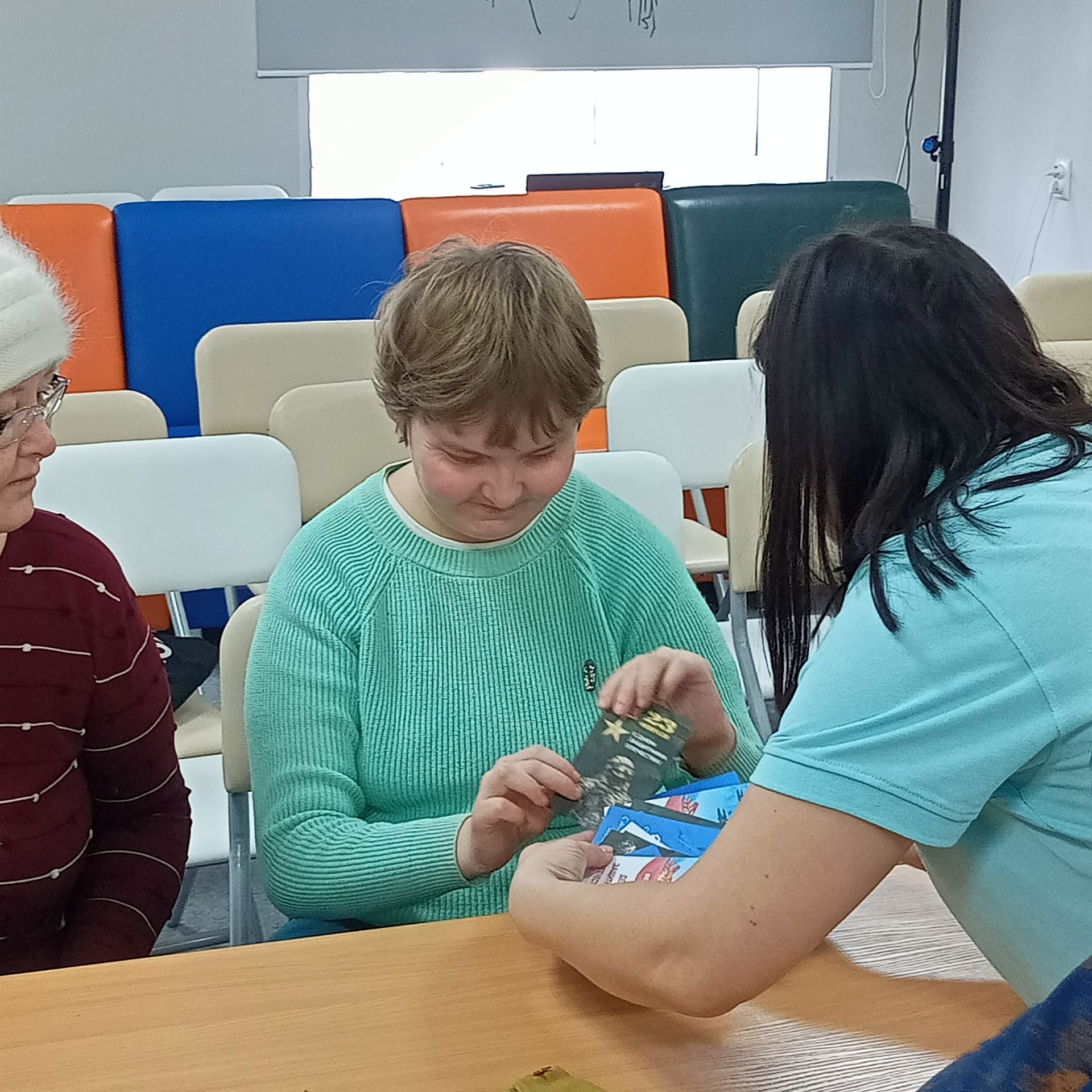 В центральной межпоселенческой библиотеке подготовили праздничные открытки для участников СВО