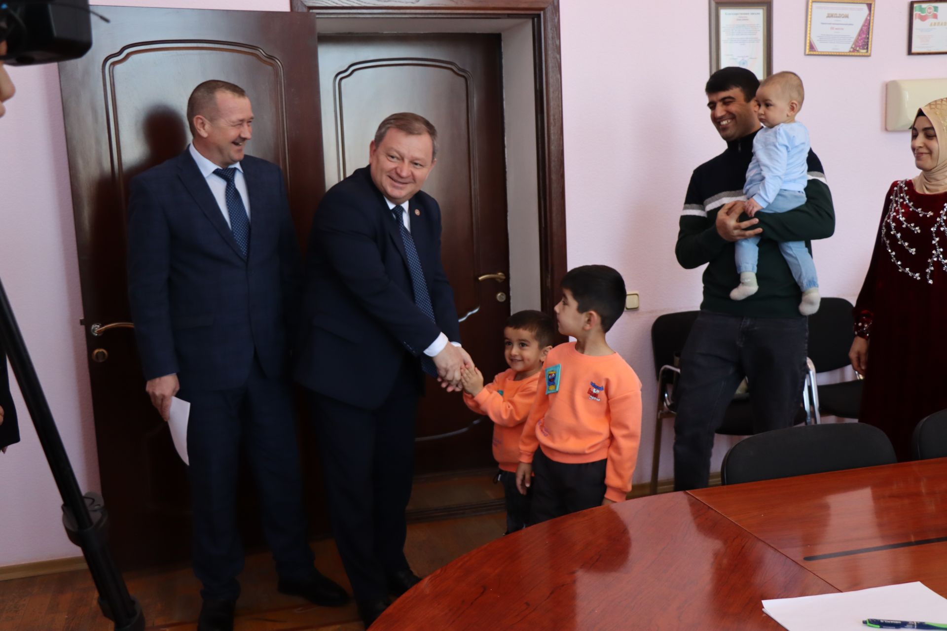 Дамир Ишкинеев вручил молодой семье жилищный сертификат