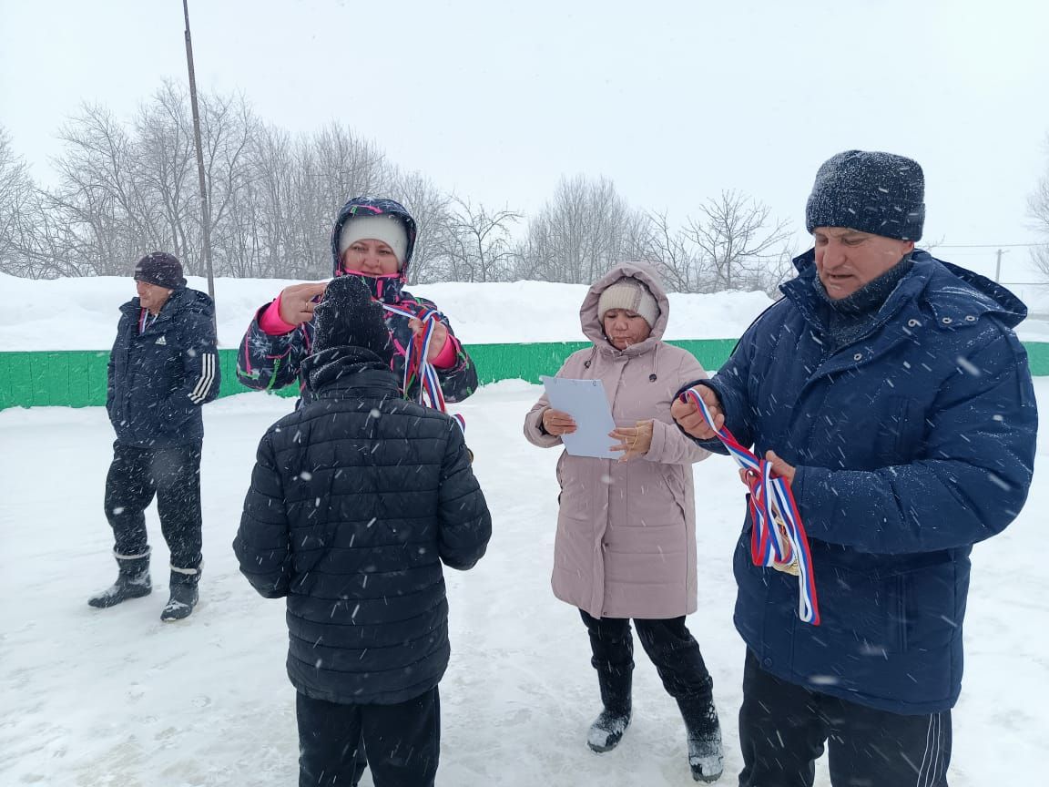 В селе Курманаево прошли соревнования по хоккею среди сельских школ Нурлатского района