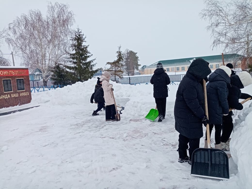 Юнармейцы Нурлата вышли на расчистку обелисков от снега